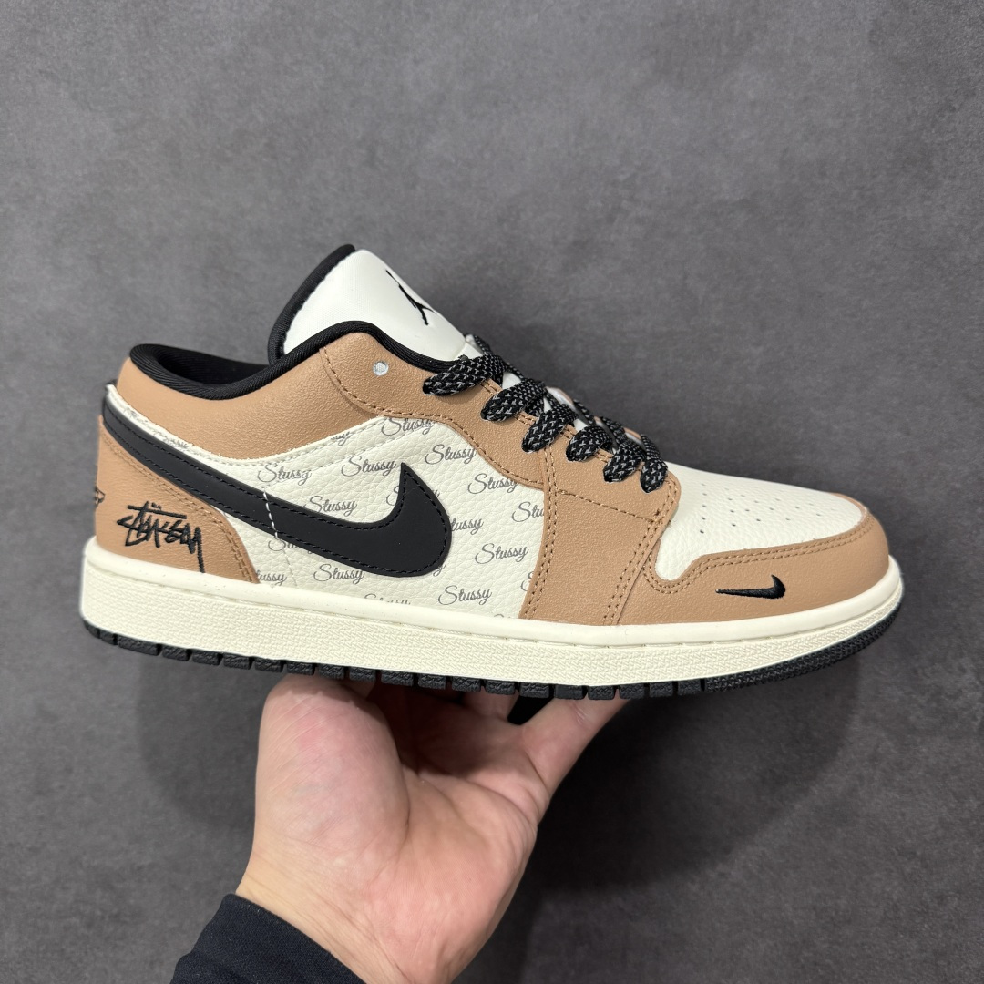【定制版】Nike Jordan Air Jordan 1“ 斯图西联名——米棕黑” 高端定制 低帮 复古 减震 防滑 耐磨 篮球鞋 定制鞋盒 大厂纯原品质出货 超高清洁度 皮料切割干净无任何毛边 细节完美 货号：LL8888-003 尺码：36 36.5 37.5 38 38.5 39 40 40.5 41 42 42.5 43 44 44.5 45 编码：HXSB330340-选品中心