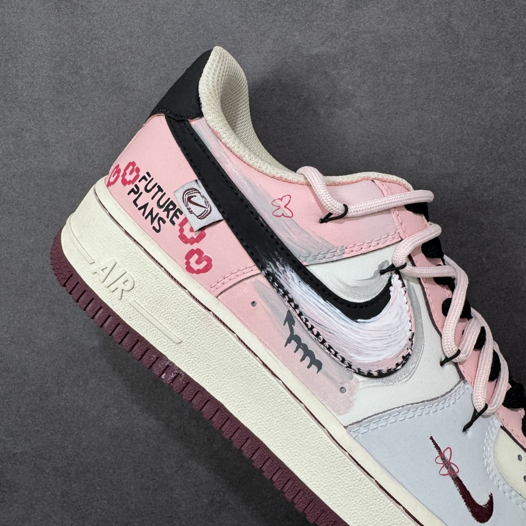 图片[6]-【定制版】手绘涂鸦“甜酷企划”Nike Air Force 1 “Sweet & Cool Project”空军一号定制板鞋 把 “甜妹 + 酷感” 揉得恰到好处：奶白、浅粉与淡蓝铺出软萌底色，黑勾与手绘睫毛、爱心撞出甜酷反差，鞋身 “FUTURE PLANS” 字样自带年轻态度，做旧中底更添随性质感。像把少女的小心思藏进街头涂鸦里，每一处细节都是 “甜而不腻、酷而不锐” 的风格表达 货号：FB1839-125 尺码： 36 36.5 37.5 38 38.5 39 40 40.5 41 42 42.5 43 44 44.5 45 编码：HXSA310320-选品中心