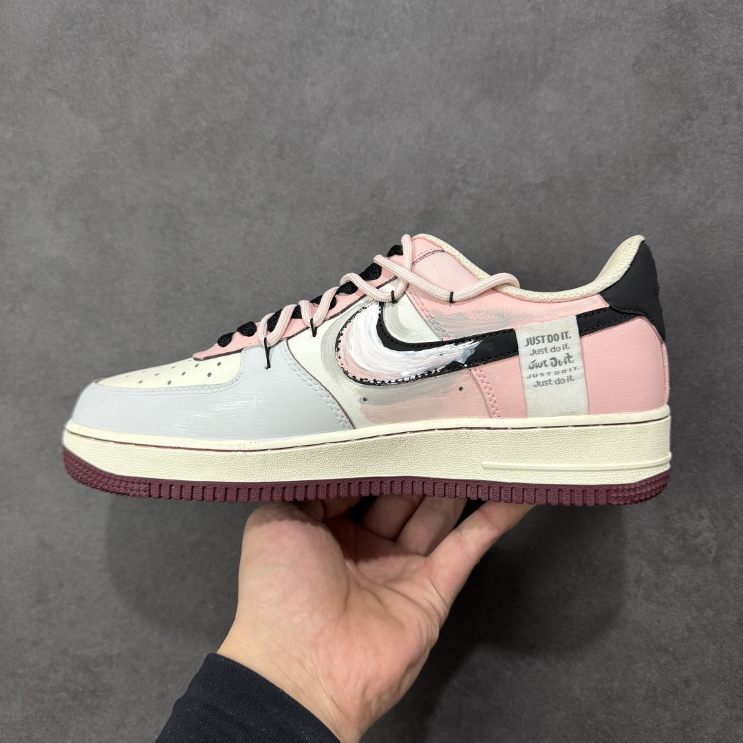 图片[2]-【定制版】手绘涂鸦“甜酷企划”Nike Air Force 1 “Sweet & Cool Project”空军一号定制板鞋 把 “甜妹 + 酷感” 揉得恰到好处：奶白、浅粉与淡蓝铺出软萌底色，黑勾与手绘睫毛、爱心撞出甜酷反差，鞋身 “FUTURE PLANS” 字样自带年轻态度，做旧中底更添随性质感。像把少女的小心思藏进街头涂鸦里，每一处细节都是 “甜而不腻、酷而不锐” 的风格表达 货号：FB1839-125 尺码： 36 36.5 37.5 38 38.5 39 40 40.5 41 42 42.5 43 44 44.5 45 编码：HXSA310320-选品中心