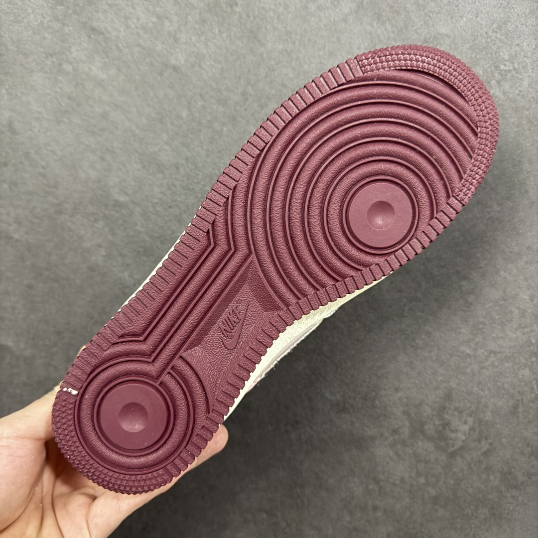 图片[9]-【定制版】手绘涂鸦“甜酷企划”Nike Air Force 1 “Sweet & Cool Project”空军一号定制板鞋 把 “甜妹 + 酷感” 揉得恰到好处：奶白、浅粉与淡蓝铺出软萌底色，黑勾与手绘睫毛、爱心撞出甜酷反差，鞋身 “FUTURE PLANS” 字样自带年轻态度，做旧中底更添随性质感。像把少女的小心思藏进街头涂鸦里，每一处细节都是 “甜而不腻、酷而不锐” 的风格表达 货号：FB1839-125 尺码： 36 36.5 37.5 38 38.5 39 40 40.5 41 42 42.5 43 44 44.5 45 编码：HXSA310320-选品中心