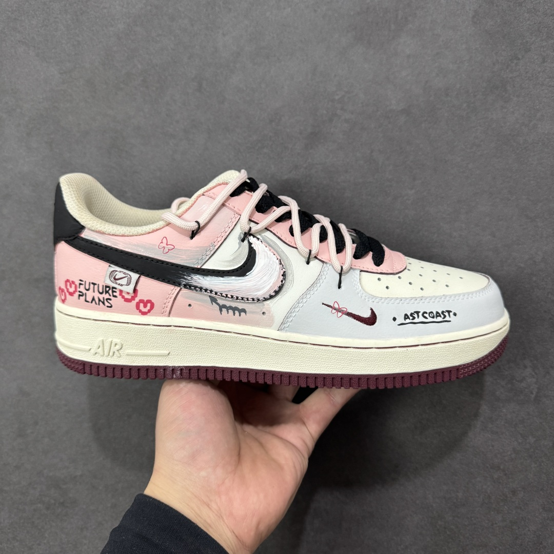 【定制版】手绘涂鸦“甜酷企划”Nike Air Force 1 “Sweet & Cool Project”空军一号定制板鞋 把 “甜妹 + 酷感” 揉得恰到好处：奶白、浅粉与淡蓝铺出软萌底色，黑勾与手绘睫毛、爱心撞出甜酷反差，鞋身 “FUTURE PLANS” 字样自带年轻态度，做旧中底更添随性质感。像把少女的小心思藏进街头涂鸦里，每一处细节都是 “甜而不腻、酷而不锐” 的风格表达 货号：FB1839-125 尺码： 36 36.5 37.5 38 38.5 39 40 40.5 41 42 42.5 43 44 44.5 45 编码：HXSA310320-选品中心