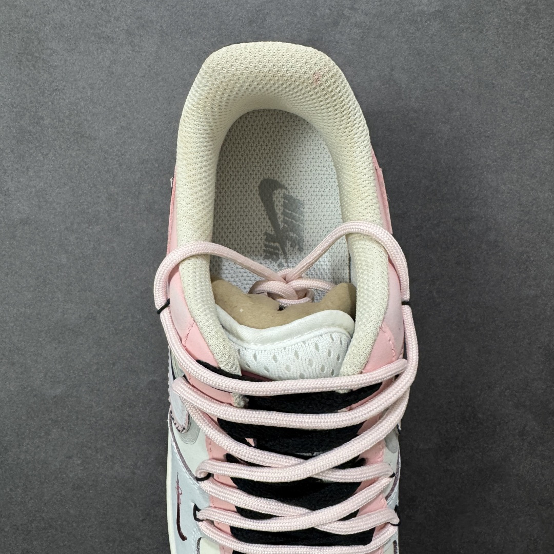 图片[7]-【定制版】手绘涂鸦“甜酷企划”Nike Air Force 1 “Sweet & Cool Project”空军一号定制板鞋 把 “甜妹 + 酷感” 揉得恰到好处：奶白、浅粉与淡蓝铺出软萌底色，黑勾与手绘睫毛、爱心撞出甜酷反差，鞋身 “FUTURE PLANS” 字样自带年轻态度，做旧中底更添随性质感。像把少女的小心思藏进街头涂鸦里，每一处细节都是 “甜而不腻、酷而不锐” 的风格表达 货号：FB1839-125 尺码： 36 36.5 37.5 38 38.5 39 40 40.5 41 42 42.5 43 44 44.5 45 编码：HXSA310320-选品中心