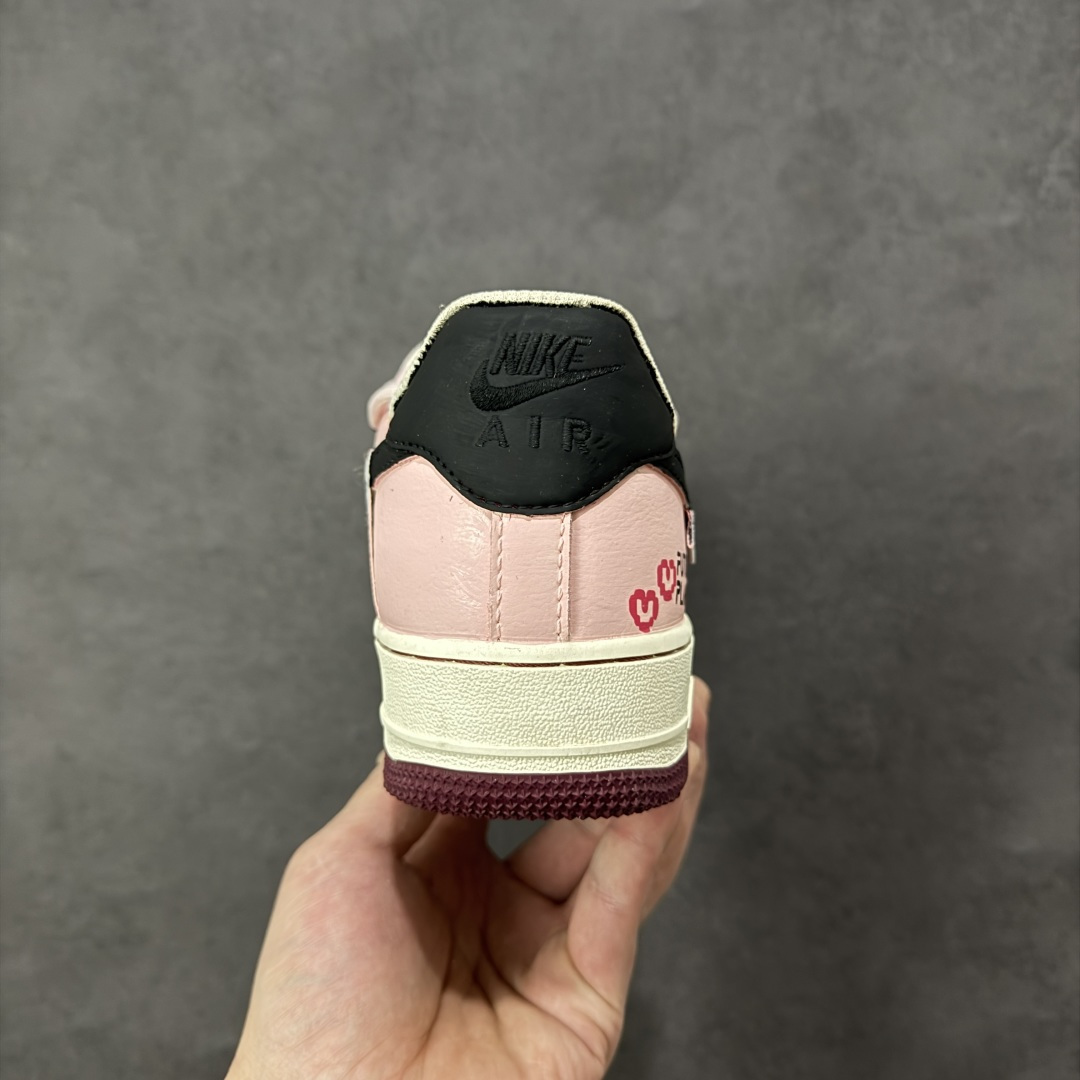 图片[4]-【定制版】手绘涂鸦“甜酷企划”Nike Air Force 1 “Sweet & Cool Project”空军一号定制板鞋 把 “甜妹 + 酷感” 揉得恰到好处：奶白、浅粉与淡蓝铺出软萌底色，黑勾与手绘睫毛、爱心撞出甜酷反差，鞋身 “FUTURE PLANS” 字样自带年轻态度，做旧中底更添随性质感。像把少女的小心思藏进街头涂鸦里，每一处细节都是 “甜而不腻、酷而不锐” 的风格表达 货号：FB1839-125 尺码： 36 36.5 37.5 38 38.5 39 40 40.5 41 42 42.5 43 44 44.5 45 编码：HXSA310320-选品中心