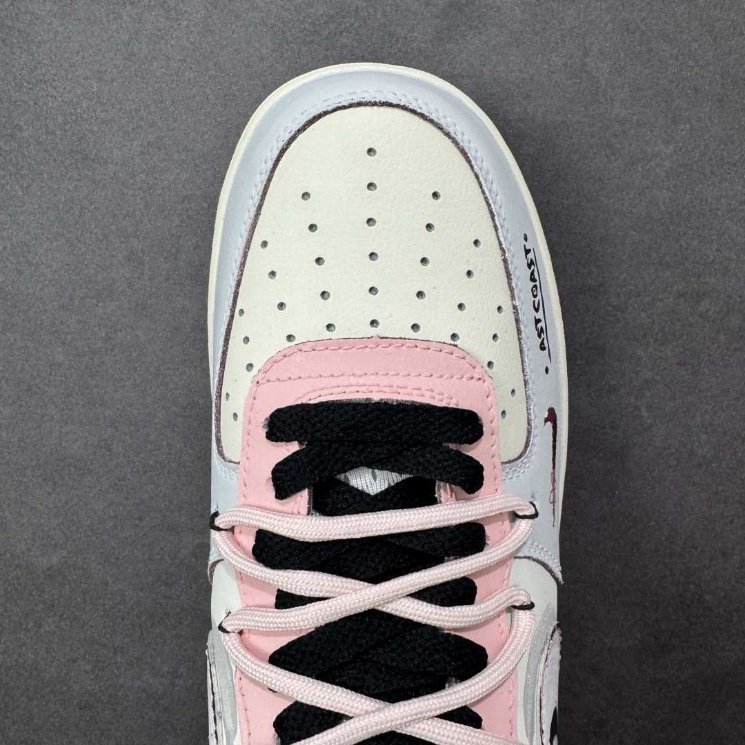 图片[8]-【定制版】手绘涂鸦“甜酷企划”Nike Air Force 1 “Sweet & Cool Project”空军一号定制板鞋 把 “甜妹 + 酷感” 揉得恰到好处：奶白、浅粉与淡蓝铺出软萌底色，黑勾与手绘睫毛、爱心撞出甜酷反差，鞋身 “FUTURE PLANS” 字样自带年轻态度，做旧中底更添随性质感。像把少女的小心思藏进街头涂鸦里，每一处细节都是 “甜而不腻、酷而不锐” 的风格表达 货号：FB1839-125 尺码： 36 36.5 37.5 38 38.5 39 40 40.5 41 42 42.5 43 44 44.5 45 编码：HXSA310320-选品中心