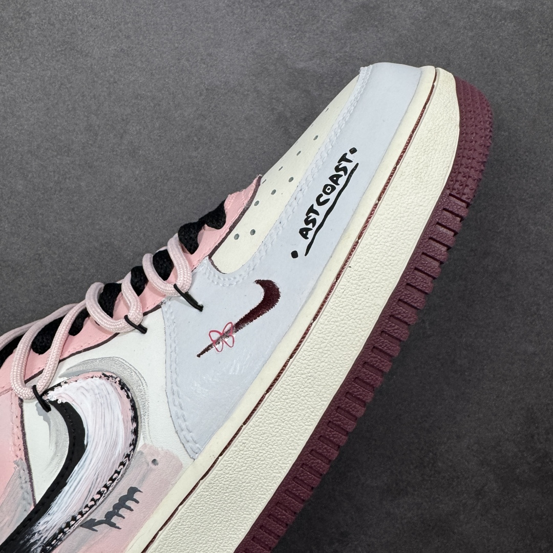图片[5]-【定制版】手绘涂鸦“甜酷企划”Nike Air Force 1 “Sweet & Cool Project”空军一号定制板鞋 把 “甜妹 + 酷感” 揉得恰到好处：奶白、浅粉与淡蓝铺出软萌底色，黑勾与手绘睫毛、爱心撞出甜酷反差，鞋身 “FUTURE PLANS” 字样自带年轻态度，做旧中底更添随性质感。像把少女的小心思藏进街头涂鸦里，每一处细节都是 “甜而不腻、酷而不锐” 的风格表达 货号：FB1839-125 尺码： 36 36.5 37.5 38 38.5 39 40 40.5 41 42 42.5 43 44 44.5 45 编码：HXSA310320-选品中心