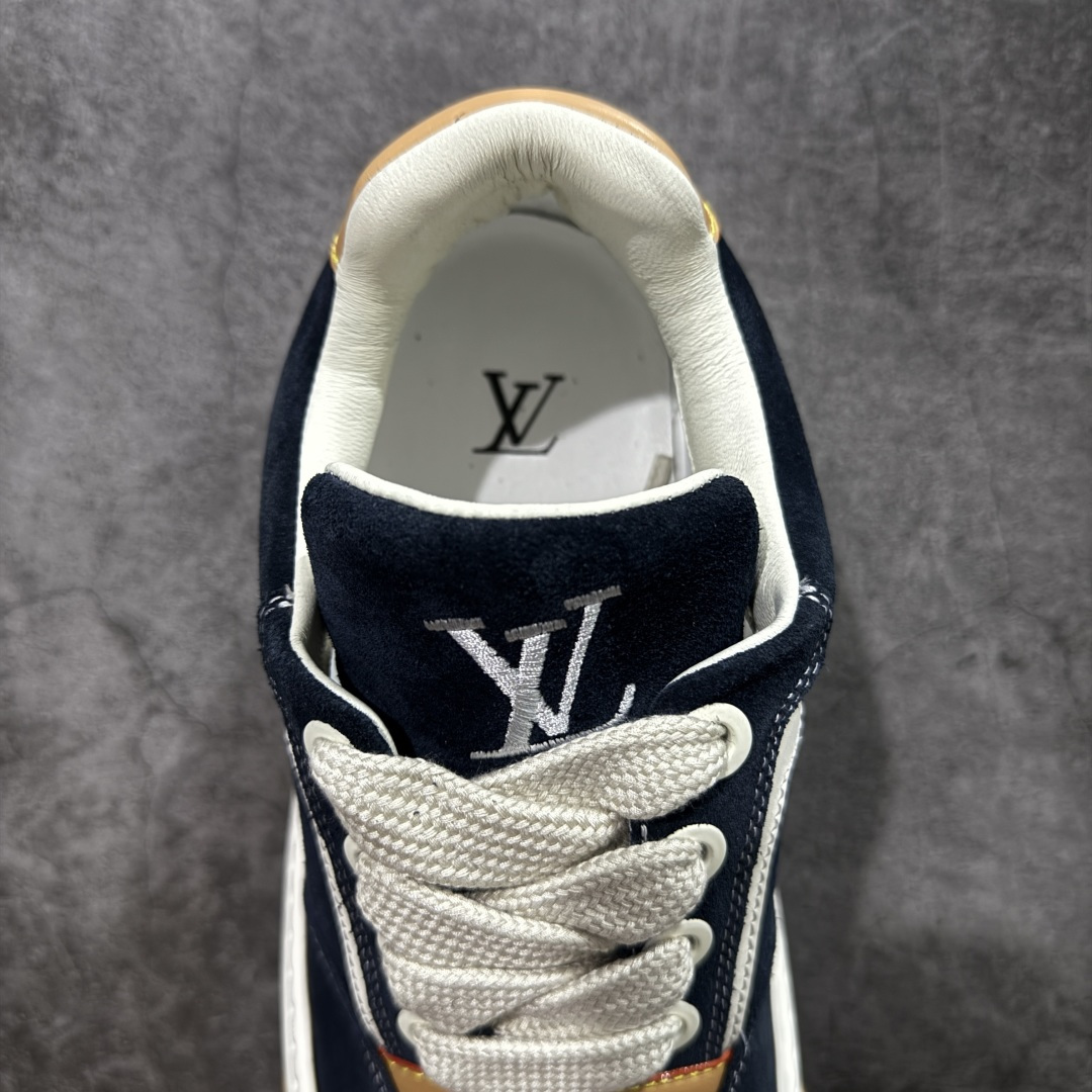 图片[8]-【莞顶升级版】LV 路易威登LOUIS VUITTON Tilted Low Sneakers 倾斜系列低帮复古休闲运动文化百搭板鞋 2026早春款板鞋 目前市场最顶 细节正确版 广东原产 升级原楦型开发纸版 厚实抽屉礼品鞋盒及包装说明书防尘布袋物件(附送官方快递加固牛皮纸外盒!!)#采用Monogram 丹宁布鞋面材质#鞋垫嵌入软脚感EVA物料#后跟耐弯折滴塑支撑片#全新开发TPR光泽组合隔色鞋底❗ 尺码：39 40 41 42 43 44 45-选品中心