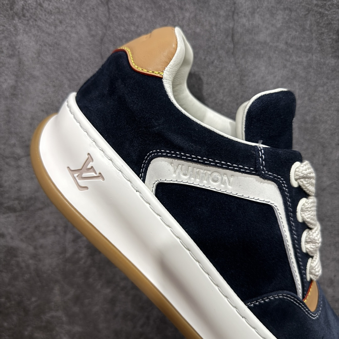 图片[7]-【莞顶升级版】LV 路易威登LOUIS VUITTON Tilted Low Sneakers 倾斜系列低帮复古休闲运动文化百搭板鞋 2026早春款板鞋 目前市场最顶 细节正确版 广东原产 升级原楦型开发纸版 厚实抽屉礼品鞋盒及包装说明书防尘布袋物件(附送官方快递加固牛皮纸外盒!!)#采用Monogram 丹宁布鞋面材质#鞋垫嵌入软脚感EVA物料#后跟耐弯折滴塑支撑片#全新开发TPR光泽组合隔色鞋底❗ 尺码：39 40 41 42 43 44 45-选品中心