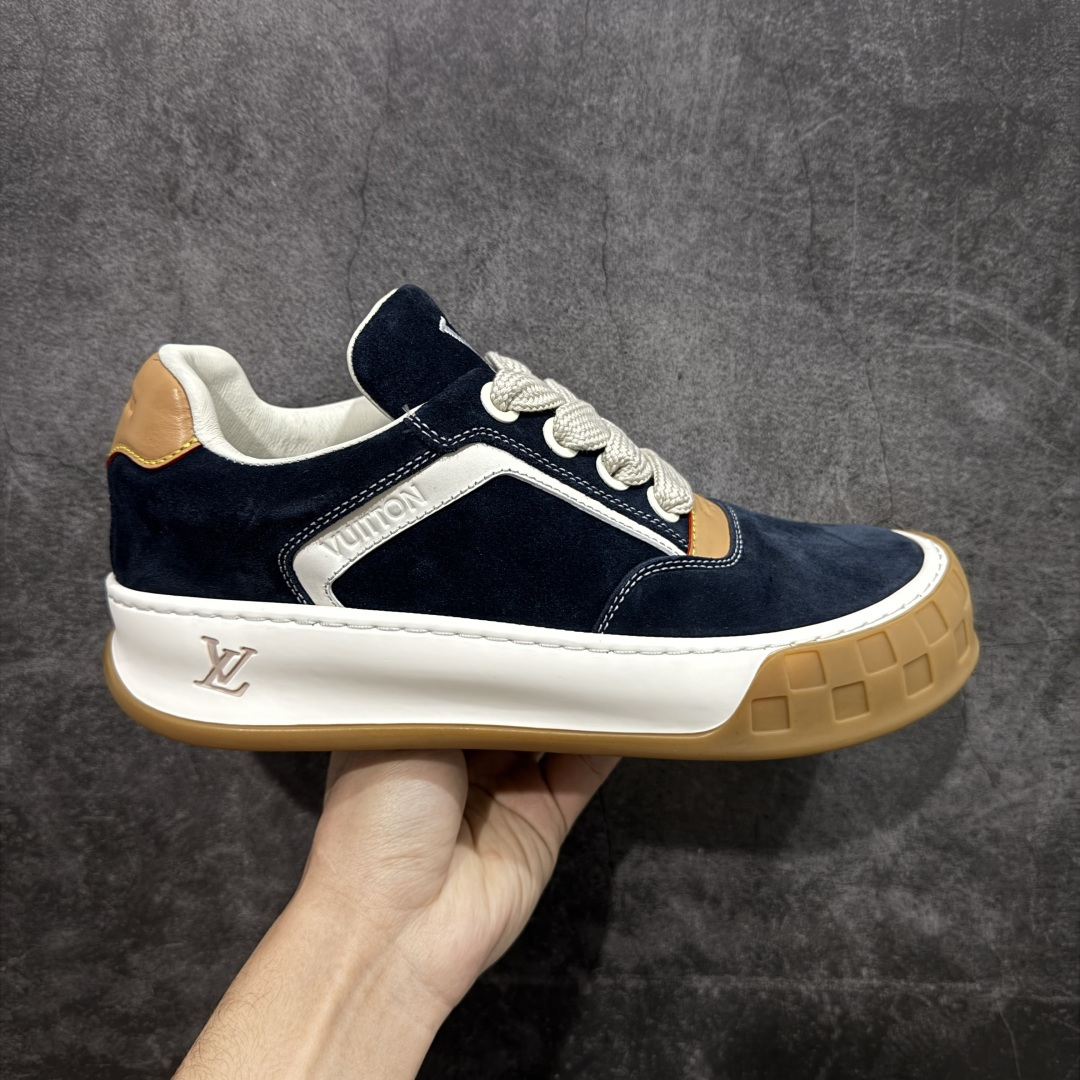 【莞顶升级版】LV 路易威登LOUIS VUITTON Tilted Low Sneakers 倾斜系列低帮复古休闲运动文化百搭板鞋 2026早春款板鞋 目前市场最顶 细节正确版 广东原产 升级原楦型开发纸版 厚实抽屉礼品鞋盒及包装说明书防尘布袋物件(附送官方快递加固牛皮纸外盒!!)#采用Monogram 丹宁布鞋面材质#鞋垫嵌入软脚感EVA物料#后跟耐弯折滴塑支撑片#全新开发TPR光泽组合隔色鞋底❗ 尺码：39 40 41 42 43 44 45-选品中心