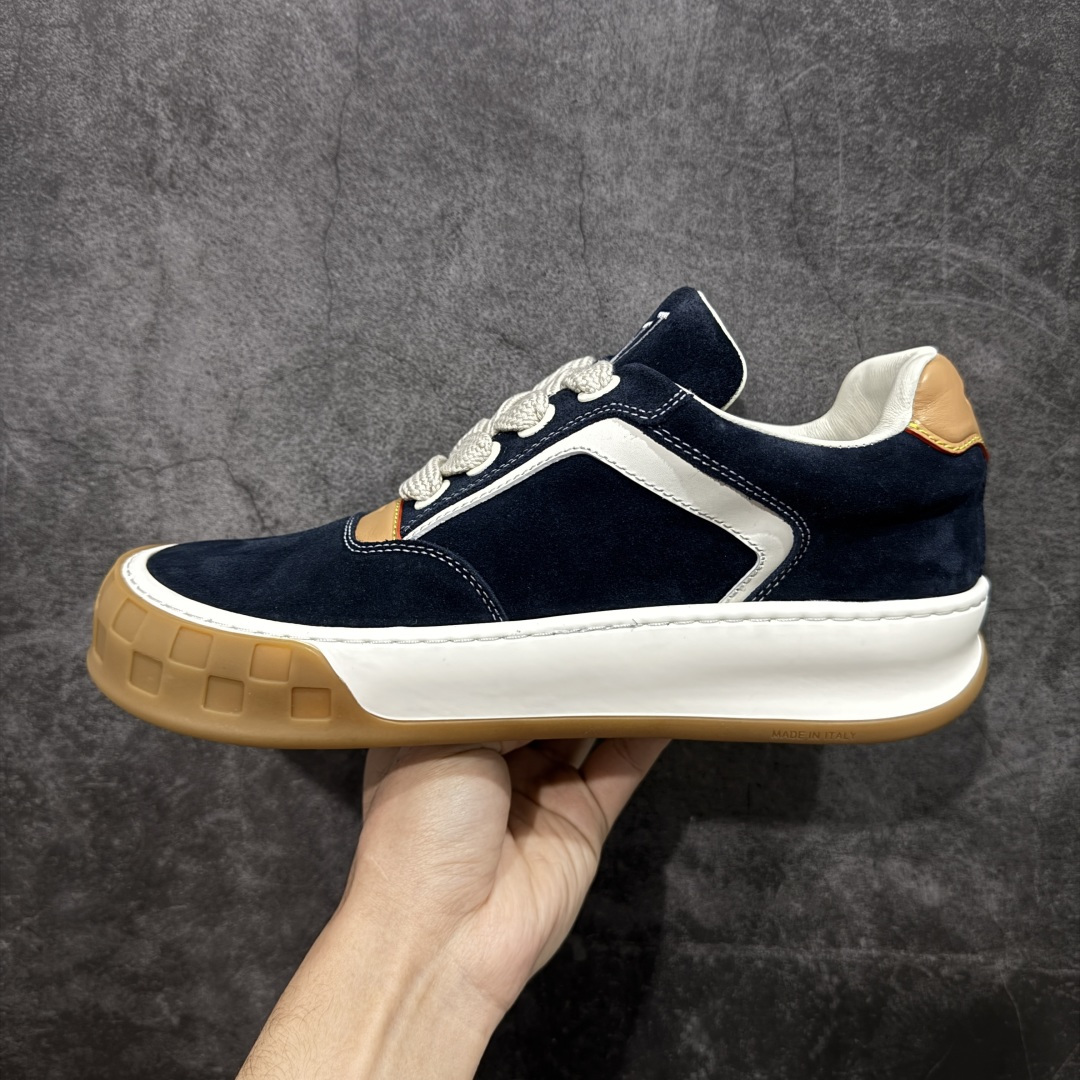 图片[2]-【莞顶升级版】LV 路易威登LOUIS VUITTON Tilted Low Sneakers 倾斜系列低帮复古休闲运动文化百搭板鞋 2026早春款板鞋 目前市场最顶 细节正确版 广东原产 升级原楦型开发纸版 厚实抽屉礼品鞋盒及包装说明书防尘布袋物件(附送官方快递加固牛皮纸外盒!!)#采用Monogram 丹宁布鞋面材质#鞋垫嵌入软脚感EVA物料#后跟耐弯折滴塑支撑片#全新开发TPR光泽组合隔色鞋底❗ 尺码：39 40 41 42 43 44 45-选品中心