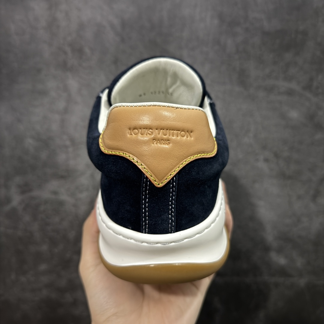 图片[4]-【莞顶升级版】LV 路易威登LOUIS VUITTON Tilted Low Sneakers 倾斜系列低帮复古休闲运动文化百搭板鞋 2026早春款板鞋 目前市场最顶 细节正确版 广东原产 升级原楦型开发纸版 厚实抽屉礼品鞋盒及包装说明书防尘布袋物件(附送官方快递加固牛皮纸外盒!!)#采用Monogram 丹宁布鞋面材质#鞋垫嵌入软脚感EVA物料#后跟耐弯折滴塑支撑片#全新开发TPR光泽组合隔色鞋底❗ 尺码：39 40 41 42 43 44 45-选品中心