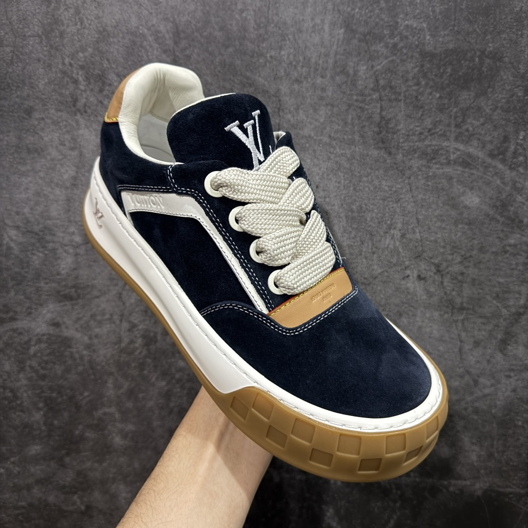 图片[3]-【莞顶升级版】LV 路易威登LOUIS VUITTON Tilted Low Sneakers 倾斜系列低帮复古休闲运动文化百搭板鞋 2026早春款板鞋 目前市场最顶 细节正确版 广东原产 升级原楦型开发纸版 厚实抽屉礼品鞋盒及包装说明书防尘布袋物件(附送官方快递加固牛皮纸外盒!!)#采用Monogram 丹宁布鞋面材质#鞋垫嵌入软脚感EVA物料#后跟耐弯折滴塑支撑片#全新开发TPR光泽组合隔色鞋底❗ 尺码：39 40 41 42 43 44 45-选品中心