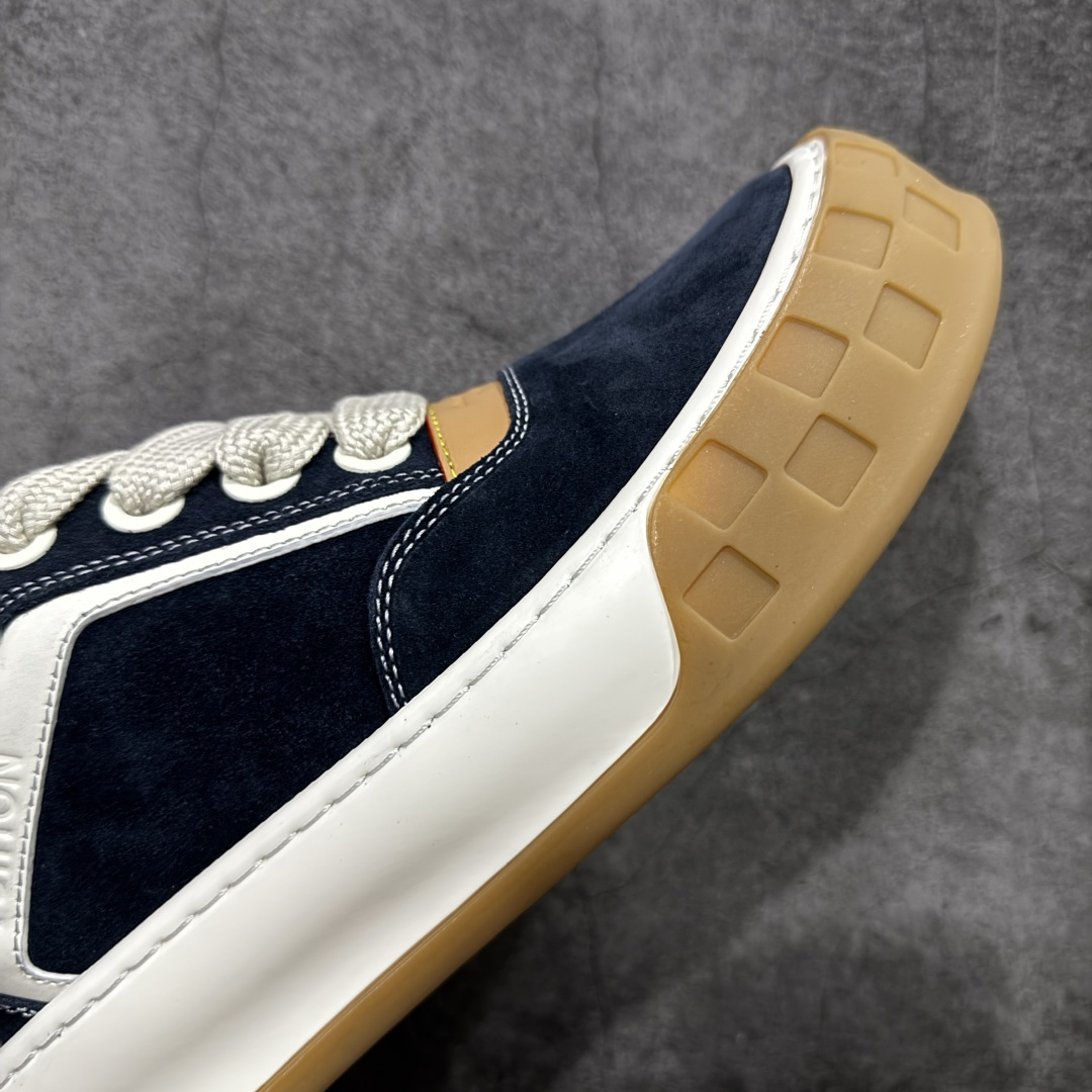 图片[6]-【莞顶升级版】LV 路易威登LOUIS VUITTON Tilted Low Sneakers 倾斜系列低帮复古休闲运动文化百搭板鞋 2026早春款板鞋 目前市场最顶 细节正确版 广东原产 升级原楦型开发纸版 厚实抽屉礼品鞋盒及包装说明书防尘布袋物件(附送官方快递加固牛皮纸外盒!!)#采用Monogram 丹宁布鞋面材质#鞋垫嵌入软脚感EVA物料#后跟耐弯折滴塑支撑片#全新开发TPR光泽组合隔色鞋底❗ 尺码：39 40 41 42 43 44 45-选品中心