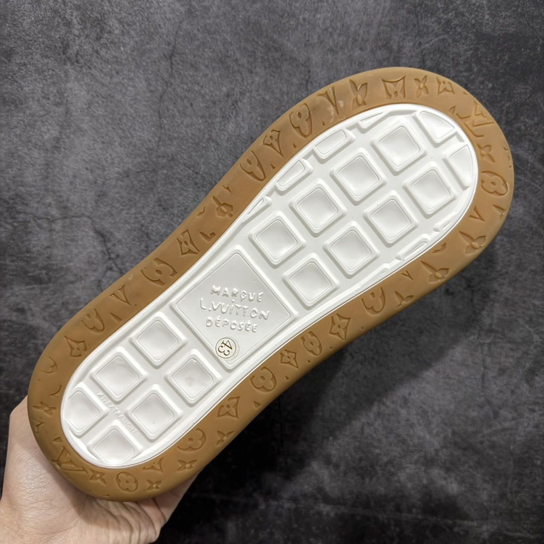 图片[9]-【莞顶升级版】LV 路易威登LOUIS VUITTON Tilted Low Sneakers 倾斜系列低帮复古休闲运动文化百搭板鞋 2026早春款板鞋 目前市场最顶 细节正确版 广东原产 升级原楦型开发纸版 厚实抽屉礼品鞋盒及包装说明书防尘布袋物件(附送官方快递加固牛皮纸外盒!!)#采用Monogram 丹宁布鞋面材质#鞋垫嵌入软脚感EVA物料#后跟耐弯折滴塑支撑片#全新开发TPR光泽组合隔色鞋底❗ 尺码：39 40 41 42 43 44 45-选品中心
