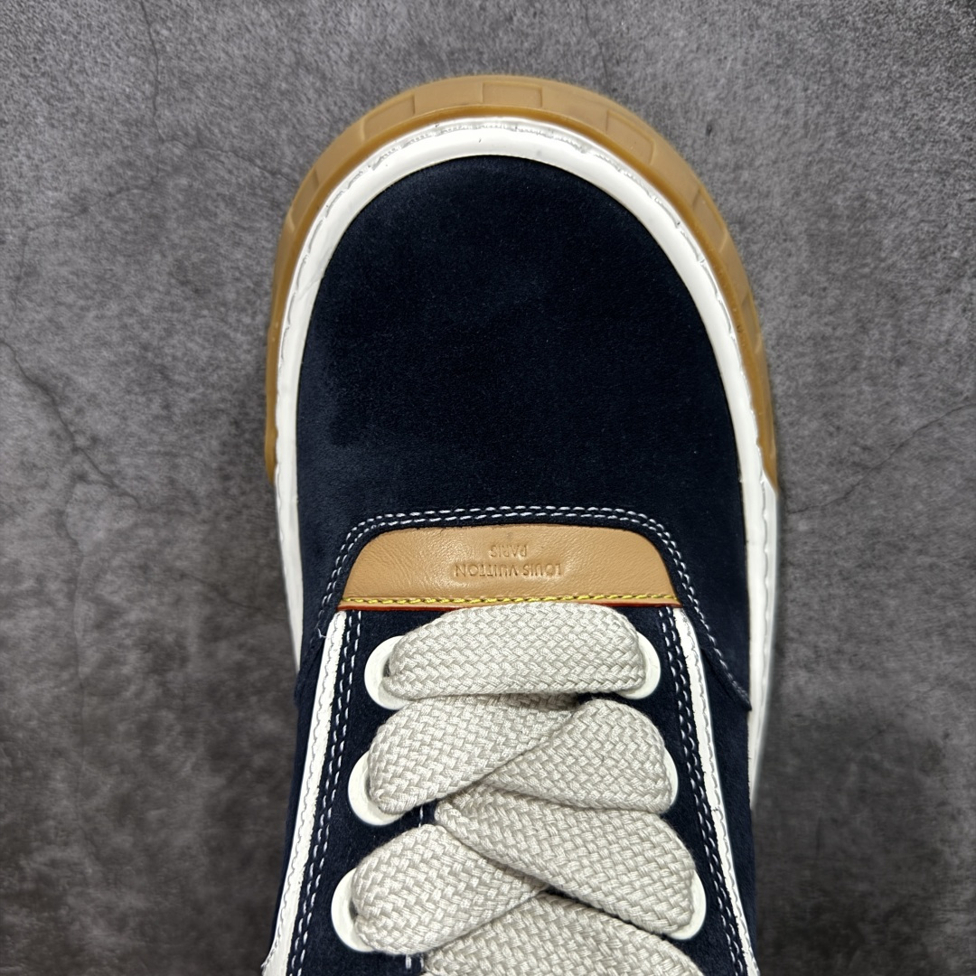 图片[5]-【莞顶升级版】LV 路易威登LOUIS VUITTON Tilted Low Sneakers 倾斜系列低帮复古休闲运动文化百搭板鞋 2026早春款板鞋 目前市场最顶 细节正确版 广东原产 升级原楦型开发纸版 厚实抽屉礼品鞋盒及包装说明书防尘布袋物件(附送官方快递加固牛皮纸外盒!!)#采用Monogram 丹宁布鞋面材质#鞋垫嵌入软脚感EVA物料#后跟耐弯折滴塑支撑片#全新开发TPR光泽组合隔色鞋底❗ 尺码：39 40 41 42 43 44 45-选品中心