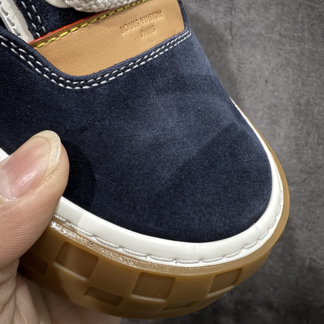 图片[5]-【莞顶升级版】LV 路易威登LOUIS VUITTON Tilted Low Sneakers 倾斜系列低帮复古休闲运动文化百搭板鞋 2026早春款板鞋 目前市场最顶 细节正确版 广东原产 升级原楦型开发纸版 厚实抽屉礼品鞋盒及包装说明书防尘布袋物件(附送官方快递加固牛皮纸外盒!!)#采用Monogram 丹宁布鞋面材质#鞋垫嵌入软脚感EVA物料#后跟耐弯折滴塑支撑片#全新开发TPR光泽组合隔色鞋底❗ 尺码：39 40 41 42 43 44 45-选品中心