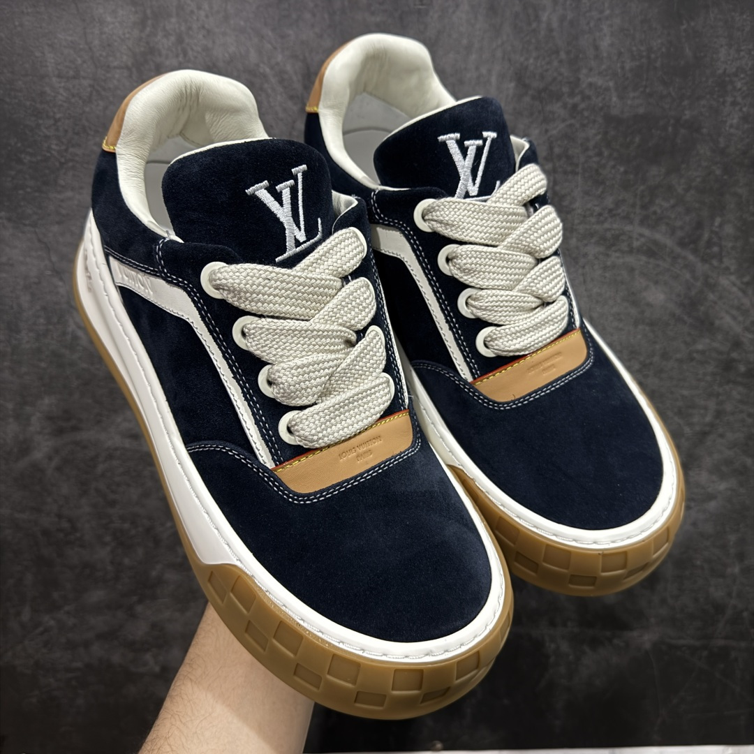 【莞顶升级版】LV 路易威登LOUIS VUITTON Tilted Low Sneakers 倾斜系列低帮复古休闲运动文化百搭板鞋 2026早春款板鞋 目前市场最顶 细节正确版 广东原产 升级原楦型开发纸版 厚实抽屉礼品鞋盒及包装说明书防尘布袋物件(附送官方快递加固牛皮纸外盒!!)#采用Monogram 丹宁布鞋面材质#鞋垫嵌入软脚感EVA物料#后跟耐弯折滴塑支撑片#全新开发TPR光泽组合隔色鞋底❗ 尺码：39 40 41 42 43 44 45-选品中心