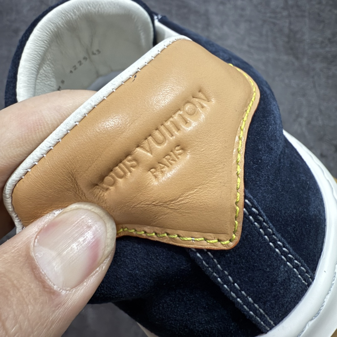 图片[3]-【莞顶升级版】LV 路易威登LOUIS VUITTON Tilted Low Sneakers 倾斜系列低帮复古休闲运动文化百搭板鞋 2026早春款板鞋 目前市场最顶 细节正确版 广东原产 升级原楦型开发纸版 厚实抽屉礼品鞋盒及包装说明书防尘布袋物件(附送官方快递加固牛皮纸外盒!!)#采用Monogram 丹宁布鞋面材质#鞋垫嵌入软脚感EVA物料#后跟耐弯折滴塑支撑片#全新开发TPR光泽组合隔色鞋底❗ 尺码：39 40 41 42 43 44 45-选品中心