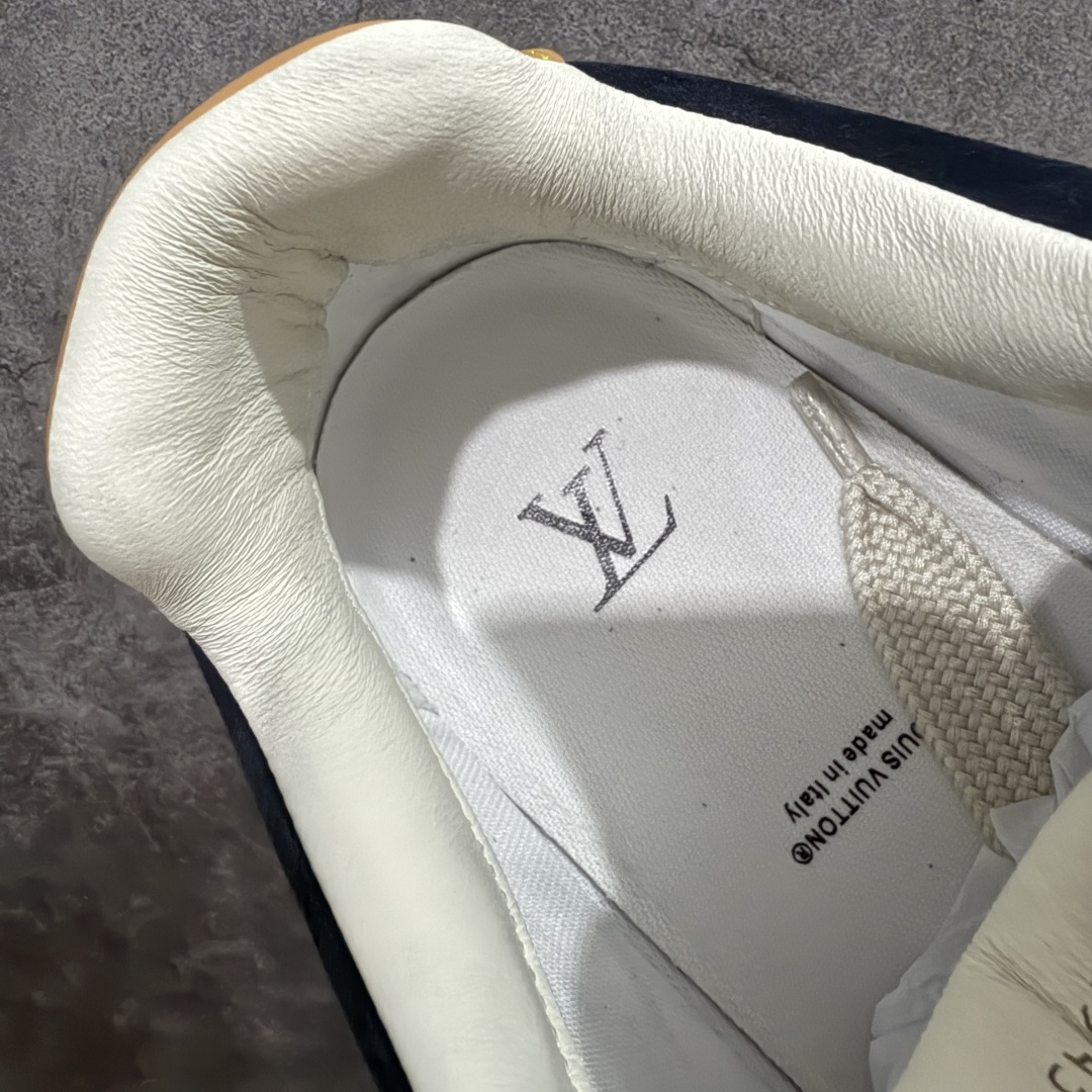 图片[8]-【莞顶升级版】LV 路易威登LOUIS VUITTON Tilted Low Sneakers 倾斜系列低帮复古休闲运动文化百搭板鞋 2026早春款板鞋 目前市场最顶 细节正确版 广东原产 升级原楦型开发纸版 厚实抽屉礼品鞋盒及包装说明书防尘布袋物件(附送官方快递加固牛皮纸外盒!!)#采用Monogram 丹宁布鞋面材质#鞋垫嵌入软脚感EVA物料#后跟耐弯折滴塑支撑片#全新开发TPR光泽组合隔色鞋底❗ 尺码：39 40 41 42 43 44 45-选品中心