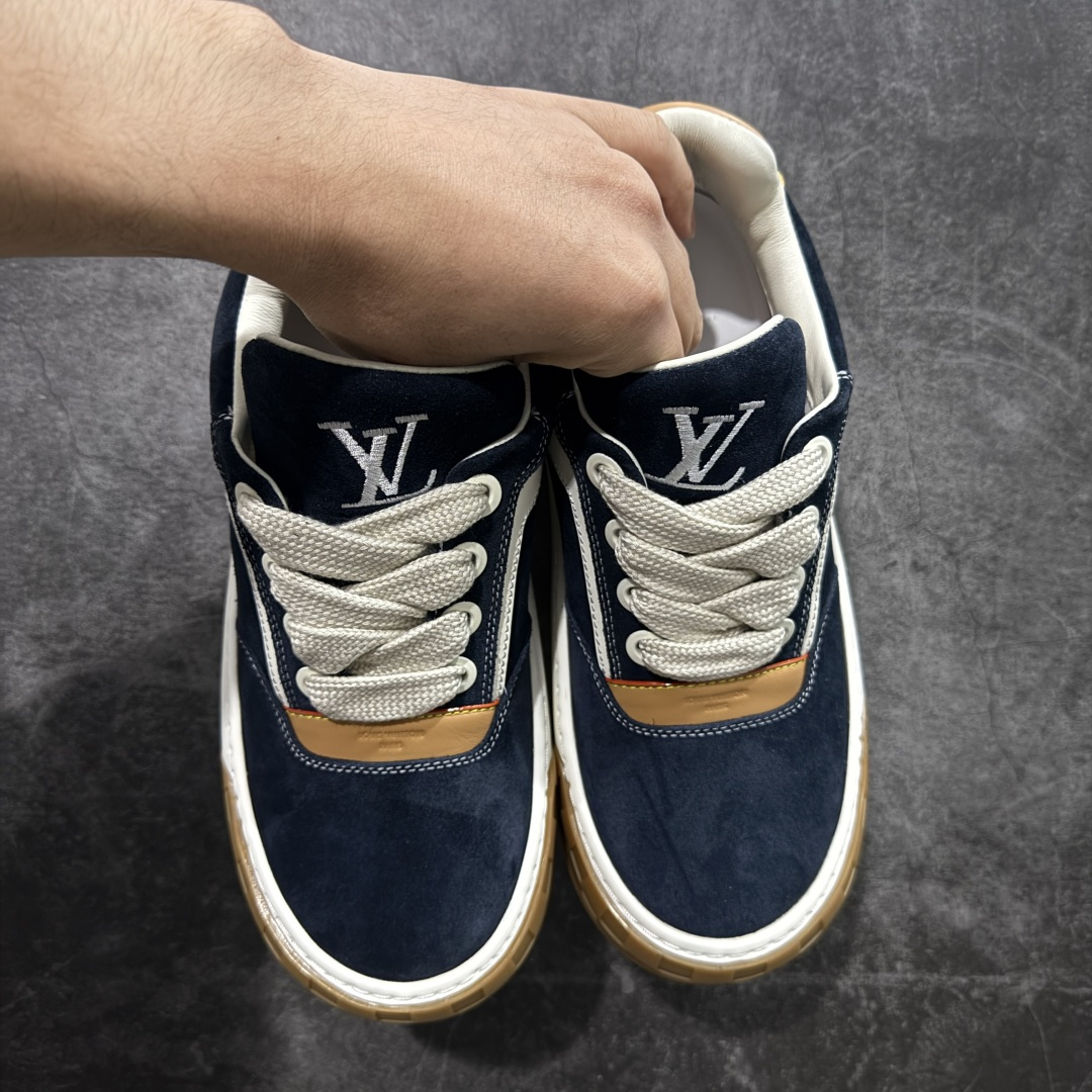 图片[2]-【莞顶升级版】LV 路易威登LOUIS VUITTON Tilted Low Sneakers 倾斜系列低帮复古休闲运动文化百搭板鞋 2026早春款板鞋 目前市场最顶 细节正确版 广东原产 升级原楦型开发纸版 厚实抽屉礼品鞋盒及包装说明书防尘布袋物件(附送官方快递加固牛皮纸外盒!!)#采用Monogram 丹宁布鞋面材质#鞋垫嵌入软脚感EVA物料#后跟耐弯折滴塑支撑片#全新开发TPR光泽组合隔色鞋底❗ 尺码：39 40 41 42 43 44 45-选品中心