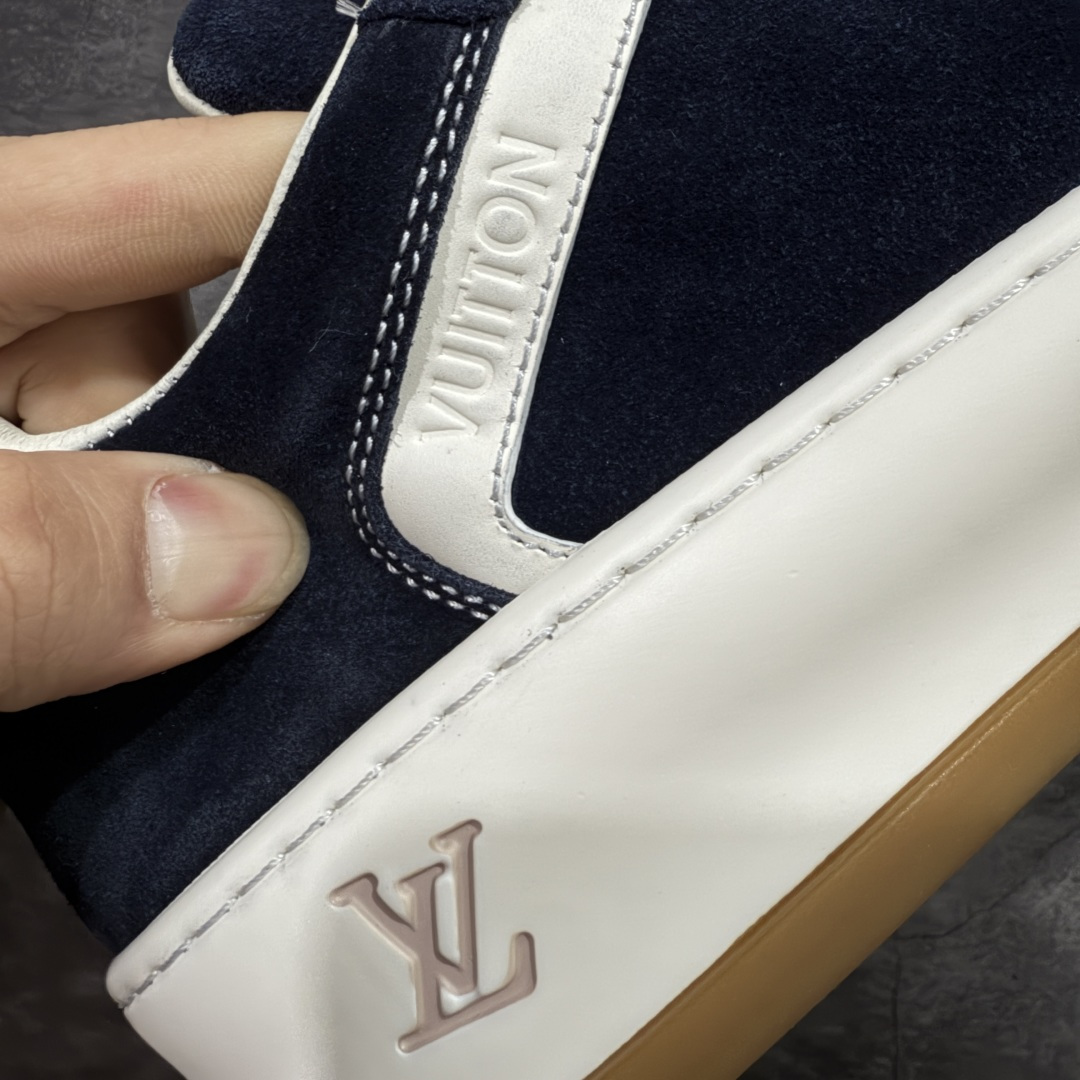 图片[4]-【莞顶升级版】LV 路易威登LOUIS VUITTON Tilted Low Sneakers 倾斜系列低帮复古休闲运动文化百搭板鞋 2026早春款板鞋 目前市场最顶 细节正确版 广东原产 升级原楦型开发纸版 厚实抽屉礼品鞋盒及包装说明书防尘布袋物件(附送官方快递加固牛皮纸外盒!!)#采用Monogram 丹宁布鞋面材质#鞋垫嵌入软脚感EVA物料#后跟耐弯折滴塑支撑片#全新开发TPR光泽组合隔色鞋底❗ 尺码：39 40 41 42 43 44 45-选品中心