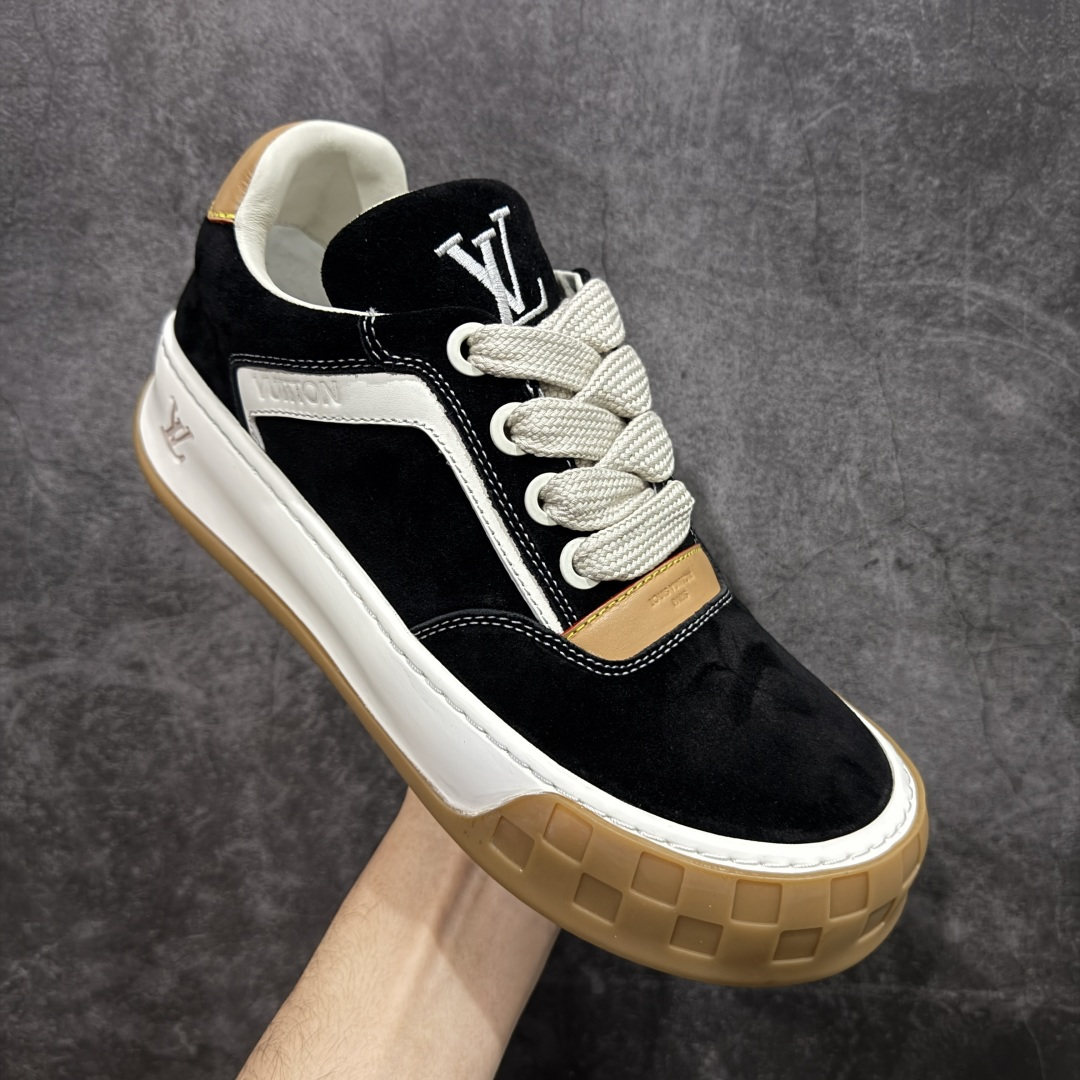 图片[3]-【莞顶升级版】LV 路易威登LOUIS VUITTON Tilted Low Sneakers 倾斜系列低帮复古休闲运动文化百搭板鞋 2026早春款板鞋 目前市场最顶 细节正确版 广东原产 升级原楦型开发纸版 厚实抽屉礼品鞋盒及包装说明书防尘布袋物件(附送官方快递加固牛皮纸外盒!!)#采用Monogram 丹宁布鞋面材质#鞋垫嵌入软脚感EVA物料#后跟耐弯折滴塑支撑片#全新开发TPR光泽组合隔色鞋底❗ 尺码：39 40 41 42 43 44 45-选品中心