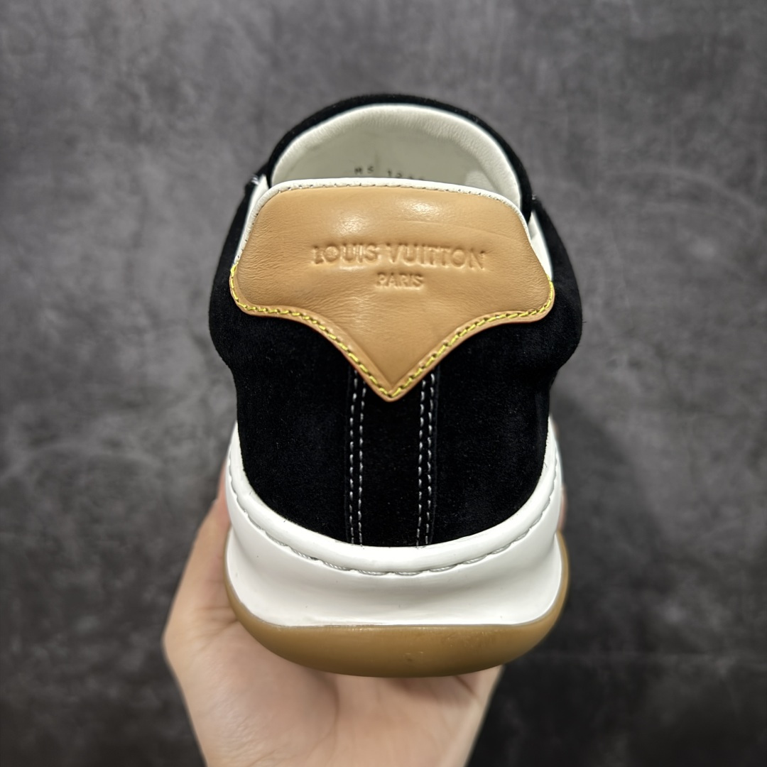 图片[4]-【莞顶升级版】LV 路易威登LOUIS VUITTON Tilted Low Sneakers 倾斜系列低帮复古休闲运动文化百搭板鞋 2026早春款板鞋 目前市场最顶 细节正确版 广东原产 升级原楦型开发纸版 厚实抽屉礼品鞋盒及包装说明书防尘布袋物件(附送官方快递加固牛皮纸外盒!!)#采用Monogram 丹宁布鞋面材质#鞋垫嵌入软脚感EVA物料#后跟耐弯折滴塑支撑片#全新开发TPR光泽组合隔色鞋底❗ 尺码：39 40 41 42 43 44 45-选品中心