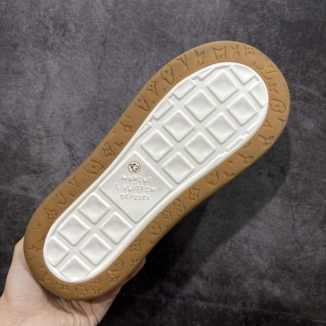 图片[9]-【莞顶升级版】LV 路易威登LOUIS VUITTON Tilted Low Sneakers 倾斜系列低帮复古休闲运动文化百搭板鞋 2026早春款板鞋 目前市场最顶 细节正确版 广东原产 升级原楦型开发纸版 厚实抽屉礼品鞋盒及包装说明书防尘布袋物件(附送官方快递加固牛皮纸外盒!!)#采用Monogram 丹宁布鞋面材质#鞋垫嵌入软脚感EVA物料#后跟耐弯折滴塑支撑片#全新开发TPR光泽组合隔色鞋底❗ 尺码：39 40 41 42 43 44 45-选品中心