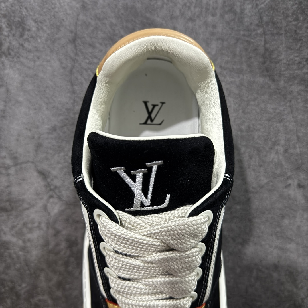 图片[8]-【莞顶升级版】LV 路易威登LOUIS VUITTON Tilted Low Sneakers 倾斜系列低帮复古休闲运动文化百搭板鞋 2026早春款板鞋 目前市场最顶 细节正确版 广东原产 升级原楦型开发纸版 厚实抽屉礼品鞋盒及包装说明书防尘布袋物件(附送官方快递加固牛皮纸外盒!!)#采用Monogram 丹宁布鞋面材质#鞋垫嵌入软脚感EVA物料#后跟耐弯折滴塑支撑片#全新开发TPR光泽组合隔色鞋底❗ 尺码：39 40 41 42 43 44 45-选品中心