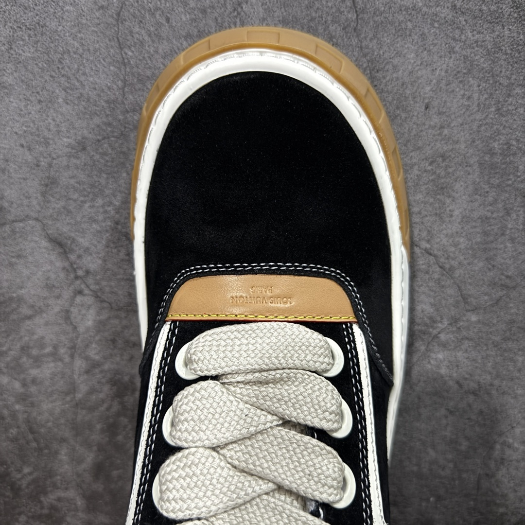 图片[5]-【莞顶升级版】LV 路易威登LOUIS VUITTON Tilted Low Sneakers 倾斜系列低帮复古休闲运动文化百搭板鞋 2026早春款板鞋 目前市场最顶 细节正确版 广东原产 升级原楦型开发纸版 厚实抽屉礼品鞋盒及包装说明书防尘布袋物件(附送官方快递加固牛皮纸外盒!!)#采用Monogram 丹宁布鞋面材质#鞋垫嵌入软脚感EVA物料#后跟耐弯折滴塑支撑片#全新开发TPR光泽组合隔色鞋底❗ 尺码：39 40 41 42 43 44 45-选品中心