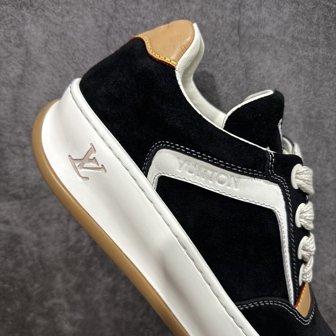 图片[7]-【莞顶升级版】LV 路易威登LOUIS VUITTON Tilted Low Sneakers 倾斜系列低帮复古休闲运动文化百搭板鞋 2026早春款板鞋 目前市场最顶 细节正确版 广东原产 升级原楦型开发纸版 厚实抽屉礼品鞋盒及包装说明书防尘布袋物件(附送官方快递加固牛皮纸外盒!!)#采用Monogram 丹宁布鞋面材质#鞋垫嵌入软脚感EVA物料#后跟耐弯折滴塑支撑片#全新开发TPR光泽组合隔色鞋底❗ 尺码：39 40 41 42 43 44 45-选品中心