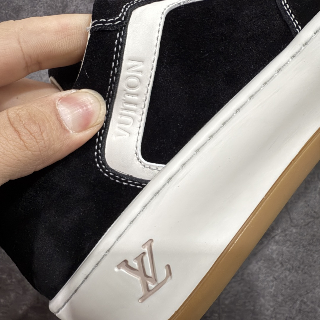图片[3]-【莞顶升级版】LV 路易威登LOUIS VUITTON Tilted Low Sneakers 倾斜系列低帮复古休闲运动文化百搭板鞋 2026早春款板鞋 目前市场最顶 细节正确版 广东原产 升级原楦型开发纸版 厚实抽屉礼品鞋盒及包装说明书防尘布袋物件(附送官方快递加固牛皮纸外盒!!)#采用Monogram 丹宁布鞋面材质#鞋垫嵌入软脚感EVA物料#后跟耐弯折滴塑支撑片#全新开发TPR光泽组合隔色鞋底❗ 尺码：39 40 41 42 43 44 45-选品中心