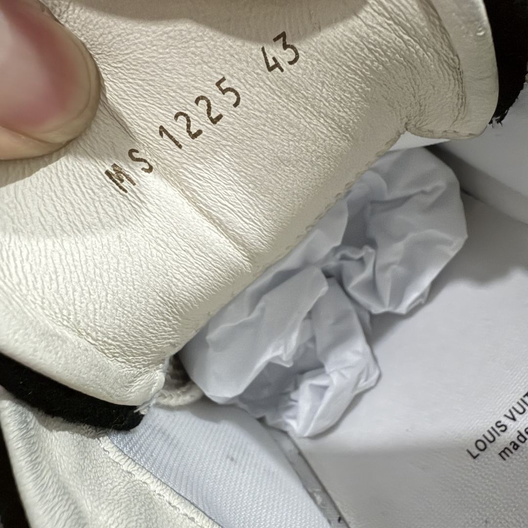 图片[5]-【莞顶升级版】LV 路易威登LOUIS VUITTON Tilted Low Sneakers 倾斜系列低帮复古休闲运动文化百搭板鞋 2026早春款板鞋 目前市场最顶 细节正确版 广东原产 升级原楦型开发纸版 厚实抽屉礼品鞋盒及包装说明书防尘布袋物件(附送官方快递加固牛皮纸外盒!!)#采用Monogram 丹宁布鞋面材质#鞋垫嵌入软脚感EVA物料#后跟耐弯折滴塑支撑片#全新开发TPR光泽组合隔色鞋底❗ 尺码：39 40 41 42 43 44 45-选品中心