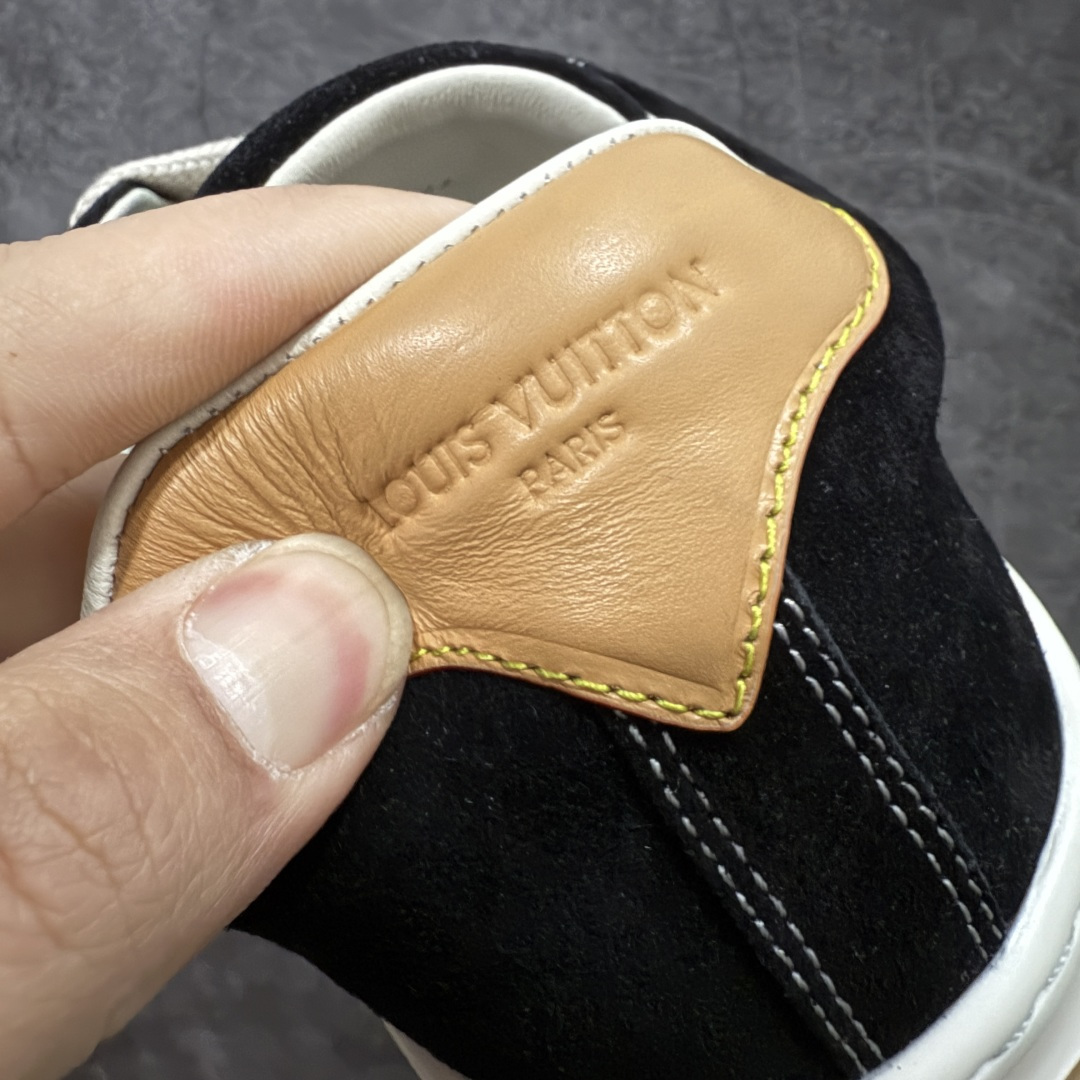图片[2]-【莞顶升级版】LV 路易威登LOUIS VUITTON Tilted Low Sneakers 倾斜系列低帮复古休闲运动文化百搭板鞋 2026早春款板鞋 目前市场最顶 细节正确版 广东原产 升级原楦型开发纸版 厚实抽屉礼品鞋盒及包装说明书防尘布袋物件(附送官方快递加固牛皮纸外盒!!)#采用Monogram 丹宁布鞋面材质#鞋垫嵌入软脚感EVA物料#后跟耐弯折滴塑支撑片#全新开发TPR光泽组合隔色鞋底❗ 尺码：39 40 41 42 43 44 45-选品中心