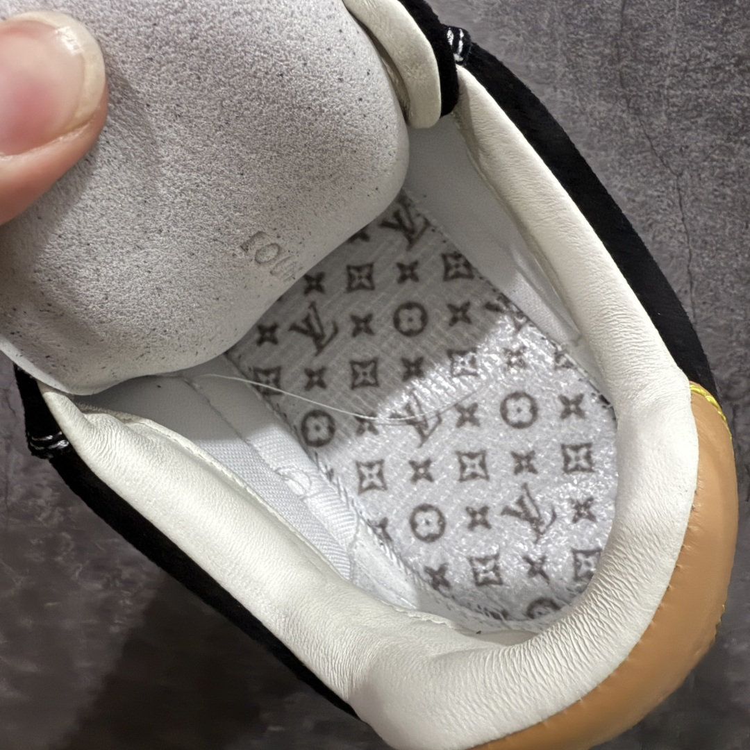 图片[7]-【莞顶升级版】LV 路易威登LOUIS VUITTON Tilted Low Sneakers 倾斜系列低帮复古休闲运动文化百搭板鞋 2026早春款板鞋 目前市场最顶 细节正确版 广东原产 升级原楦型开发纸版 厚实抽屉礼品鞋盒及包装说明书防尘布袋物件(附送官方快递加固牛皮纸外盒!!)#采用Monogram 丹宁布鞋面材质#鞋垫嵌入软脚感EVA物料#后跟耐弯折滴塑支撑片#全新开发TPR光泽组合隔色鞋底❗ 尺码：39 40 41 42 43 44 45-选品中心