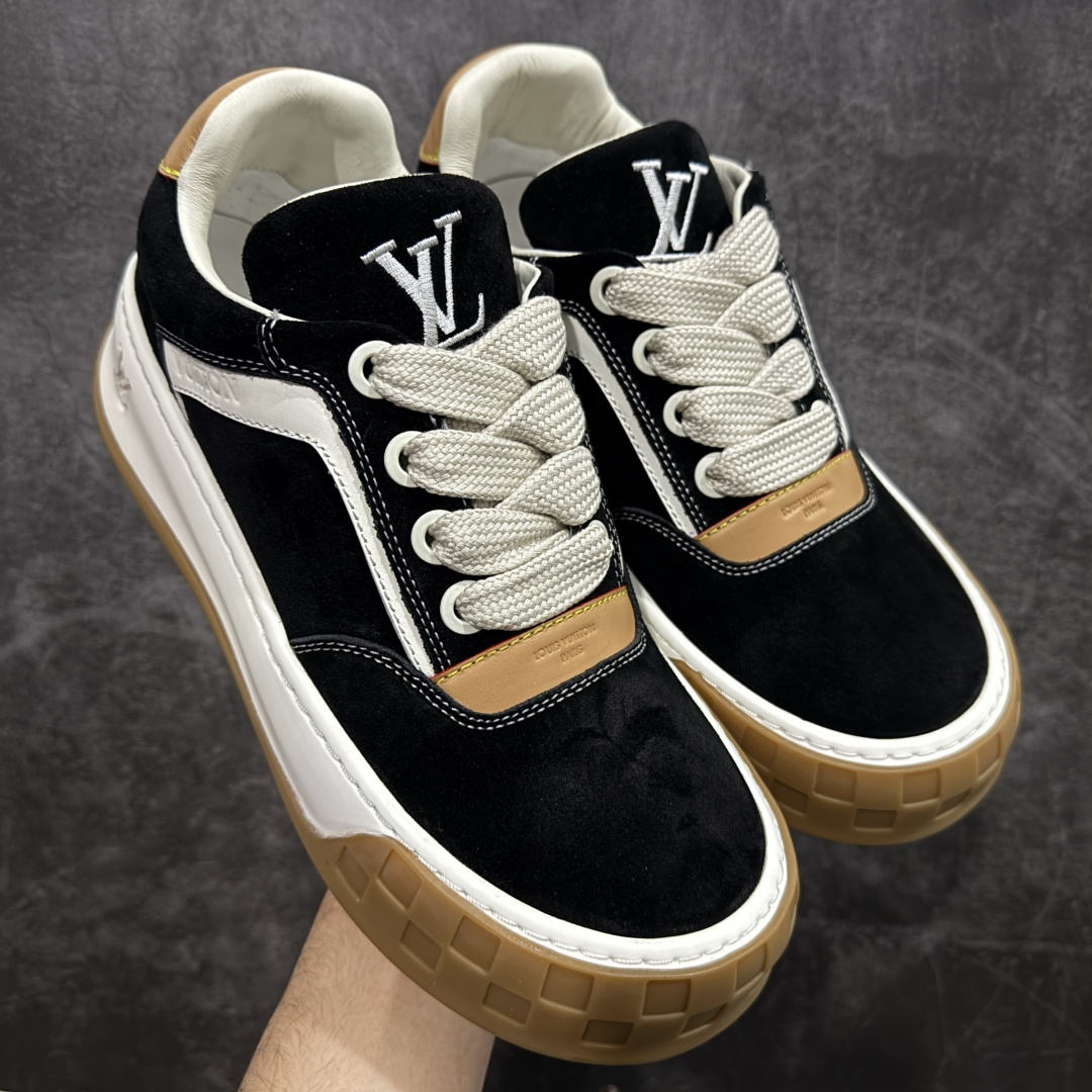 【莞顶升级版】LV 路易威登LOUIS VUITTON Tilted Low Sneakers 倾斜系列低帮复古休闲运动文化百搭板鞋 2026早春款板鞋 目前市场最顶 细节正确版 广东原产 升级原楦型开发纸版 厚实抽屉礼品鞋盒及包装说明书防尘布袋物件(附送官方快递加固牛皮纸外盒!!)#采用Monogram 丹宁布鞋面材质#鞋垫嵌入软脚感EVA物料#后跟耐弯折滴塑支撑片#全新开发TPR光泽组合隔色鞋底❗ 尺码：39 40 41 42 43 44 45-选品中心