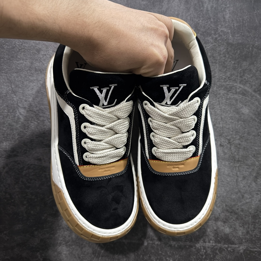 图片[8]-【莞顶升级版】LV 路易威登LOUIS VUITTON Tilted Low Sneakers 倾斜系列低帮复古休闲运动文化百搭板鞋 2026早春款板鞋 目前市场最顶 细节正确版 广东原产 升级原楦型开发纸版 厚实抽屉礼品鞋盒及包装说明书防尘布袋物件(附送官方快递加固牛皮纸外盒!!)#采用Monogram 丹宁布鞋面材质#鞋垫嵌入软脚感EVA物料#后跟耐弯折滴塑支撑片#全新开发TPR光泽组合隔色鞋底❗ 尺码：39 40 41 42 43 44 45-选品中心
