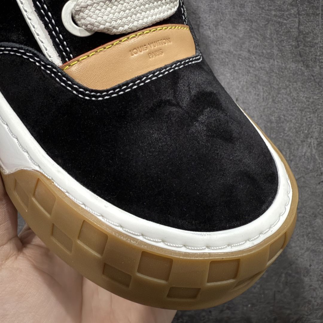 图片[4]-【莞顶升级版】LV 路易威登LOUIS VUITTON Tilted Low Sneakers 倾斜系列低帮复古休闲运动文化百搭板鞋 2026早春款板鞋 目前市场最顶 细节正确版 广东原产 升级原楦型开发纸版 厚实抽屉礼品鞋盒及包装说明书防尘布袋物件(附送官方快递加固牛皮纸外盒!!)#采用Monogram 丹宁布鞋面材质#鞋垫嵌入软脚感EVA物料#后跟耐弯折滴塑支撑片#全新开发TPR光泽组合隔色鞋底❗ 尺码：39 40 41 42 43 44 45-选品中心