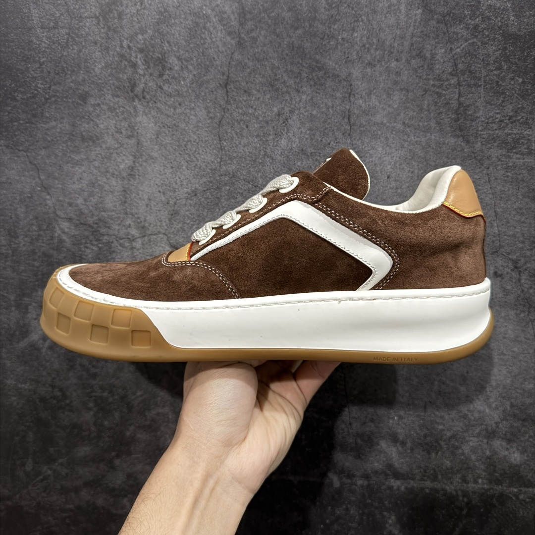 图片[2]-【莞顶升级版】LV 路易威登LOUIS VUITTON Tilted Low Sneakers 倾斜系列低帮复古休闲运动文化百搭板鞋 2026早春款板鞋 目前市场最顶 细节正确版 广东原产 升级原楦型开发纸版 厚实抽屉礼品鞋盒及包装说明书防尘布袋物件(附送官方快递加固牛皮纸外盒!!)#采用Monogram 丹宁布鞋面材质#鞋垫嵌入软脚感EVA物料#后跟耐弯折滴塑支撑片#全新开发TPR光泽组合隔色鞋底❗ 尺码：39 40 41 42 43 44 45-选品中心