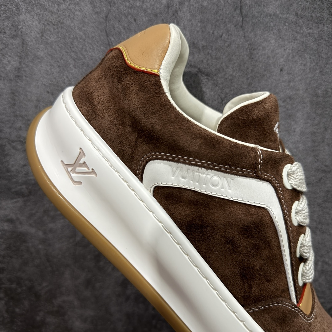图片[7]-【莞顶升级版】LV 路易威登LOUIS VUITTON Tilted Low Sneakers 倾斜系列低帮复古休闲运动文化百搭板鞋 2026早春款板鞋 目前市场最顶 细节正确版 广东原产 升级原楦型开发纸版 厚实抽屉礼品鞋盒及包装说明书防尘布袋物件(附送官方快递加固牛皮纸外盒!!)#采用Monogram 丹宁布鞋面材质#鞋垫嵌入软脚感EVA物料#后跟耐弯折滴塑支撑片#全新开发TPR光泽组合隔色鞋底❗ 尺码：39 40 41 42 43 44 45-选品中心