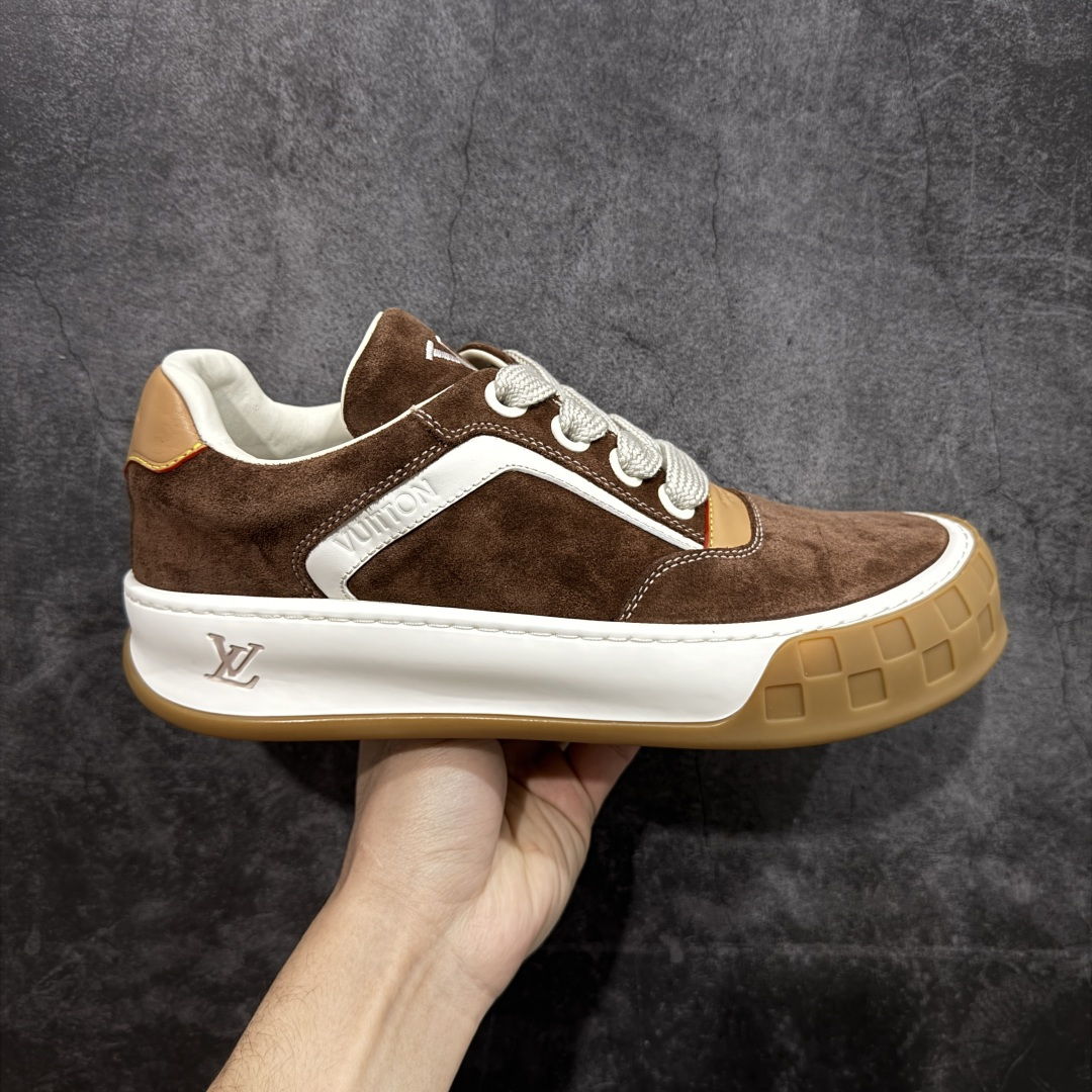 【莞顶升级版】LV 路易威登LOUIS VUITTON Tilted Low Sneakers 倾斜系列低帮复古休闲运动文化百搭板鞋 2026早春款板鞋 目前市场最顶 细节正确版 广东原产 升级原楦型开发纸版 厚实抽屉礼品鞋盒及包装说明书防尘布袋物件(附送官方快递加固牛皮纸外盒!!)#采用Monogram 丹宁布鞋面材质#鞋垫嵌入软脚感EVA物料#后跟耐弯折滴塑支撑片#全新开发TPR光泽组合隔色鞋底❗ 尺码：39 40 41 42 43 44 45-选品中心