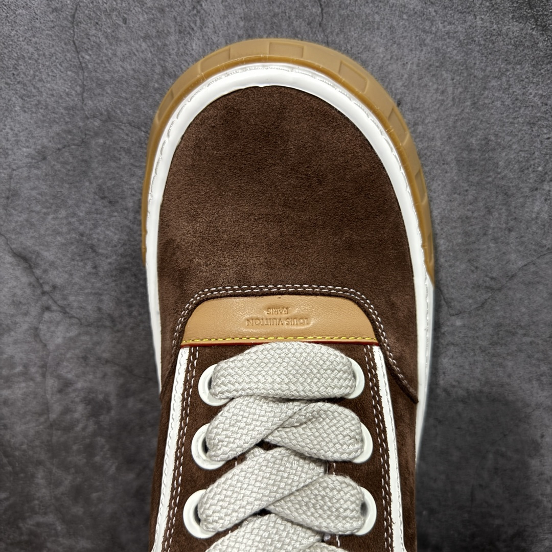 图片[5]-【莞顶升级版】LV 路易威登LOUIS VUITTON Tilted Low Sneakers 倾斜系列低帮复古休闲运动文化百搭板鞋 2026早春款板鞋 目前市场最顶 细节正确版 广东原产 升级原楦型开发纸版 厚实抽屉礼品鞋盒及包装说明书防尘布袋物件(附送官方快递加固牛皮纸外盒!!)#采用Monogram 丹宁布鞋面材质#鞋垫嵌入软脚感EVA物料#后跟耐弯折滴塑支撑片#全新开发TPR光泽组合隔色鞋底❗ 尺码：39 40 41 42 43 44 45-选品中心