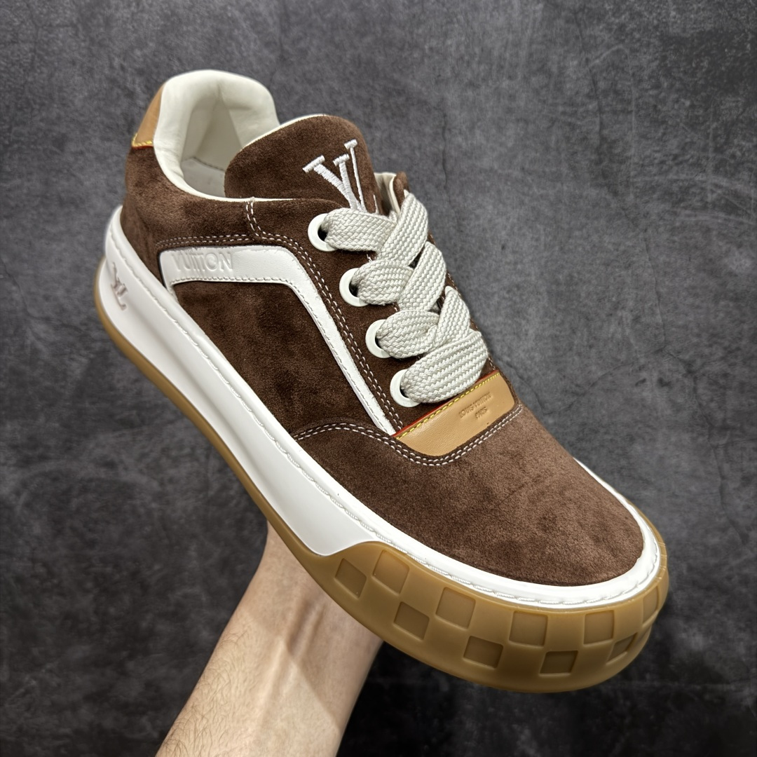 图片[3]-【莞顶升级版】LV 路易威登LOUIS VUITTON Tilted Low Sneakers 倾斜系列低帮复古休闲运动文化百搭板鞋 2026早春款板鞋 目前市场最顶 细节正确版 广东原产 升级原楦型开发纸版 厚实抽屉礼品鞋盒及包装说明书防尘布袋物件(附送官方快递加固牛皮纸外盒!!)#采用Monogram 丹宁布鞋面材质#鞋垫嵌入软脚感EVA物料#后跟耐弯折滴塑支撑片#全新开发TPR光泽组合隔色鞋底❗ 尺码：39 40 41 42 43 44 45-选品中心