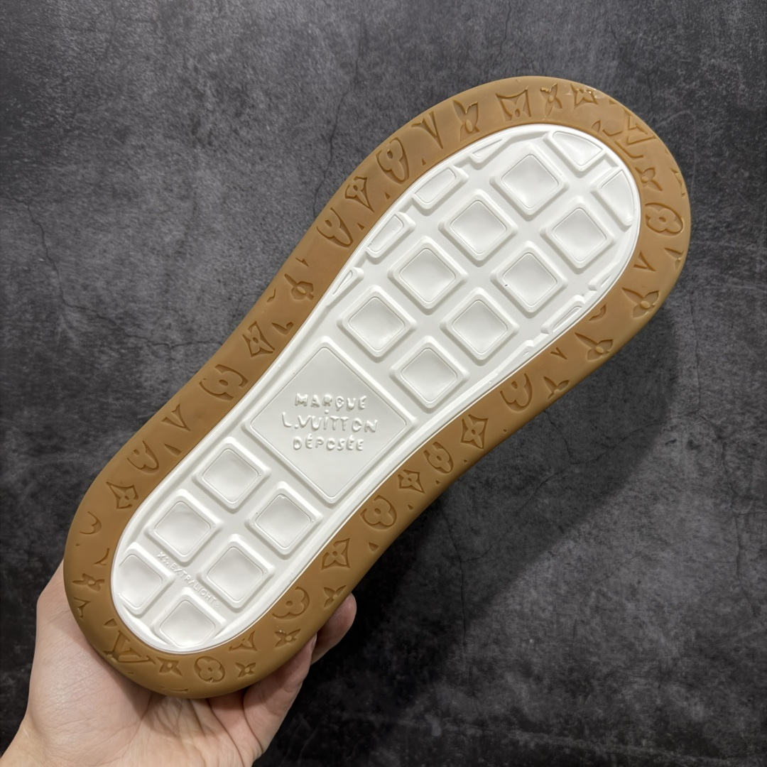 图片[9]-【莞顶升级版】LV 路易威登LOUIS VUITTON Tilted Low Sneakers 倾斜系列低帮复古休闲运动文化百搭板鞋 2026早春款板鞋 目前市场最顶 细节正确版 广东原产 升级原楦型开发纸版 厚实抽屉礼品鞋盒及包装说明书防尘布袋物件(附送官方快递加固牛皮纸外盒!!)#采用Monogram 丹宁布鞋面材质#鞋垫嵌入软脚感EVA物料#后跟耐弯折滴塑支撑片#全新开发TPR光泽组合隔色鞋底❗ 尺码：39 40 41 42 43 44 45-选品中心