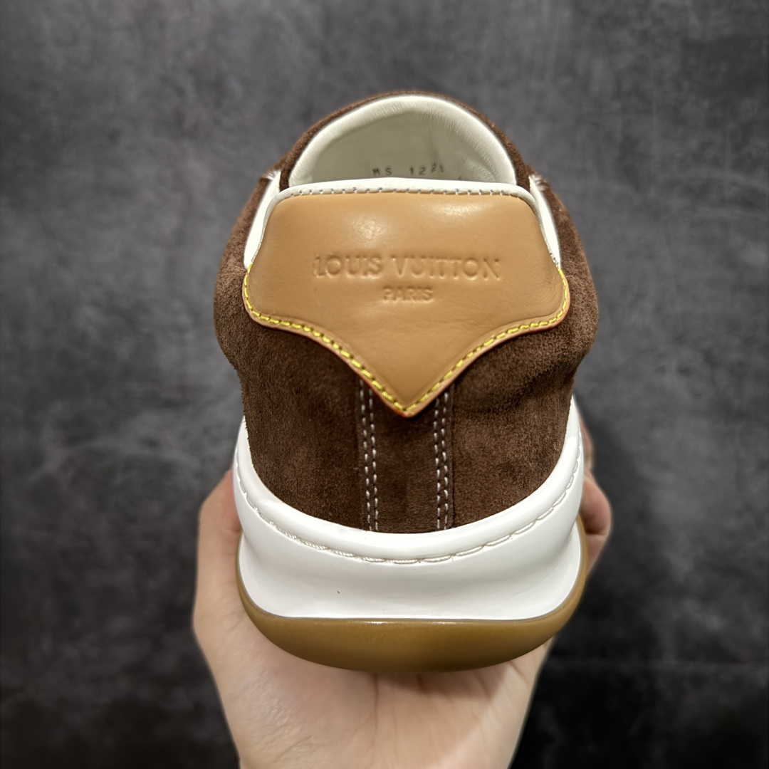 图片[4]-【莞顶升级版】LV 路易威登LOUIS VUITTON Tilted Low Sneakers 倾斜系列低帮复古休闲运动文化百搭板鞋 2026早春款板鞋 目前市场最顶 细节正确版 广东原产 升级原楦型开发纸版 厚实抽屉礼品鞋盒及包装说明书防尘布袋物件(附送官方快递加固牛皮纸外盒!!)#采用Monogram 丹宁布鞋面材质#鞋垫嵌入软脚感EVA物料#后跟耐弯折滴塑支撑片#全新开发TPR光泽组合隔色鞋底❗ 尺码：39 40 41 42 43 44 45-选品中心