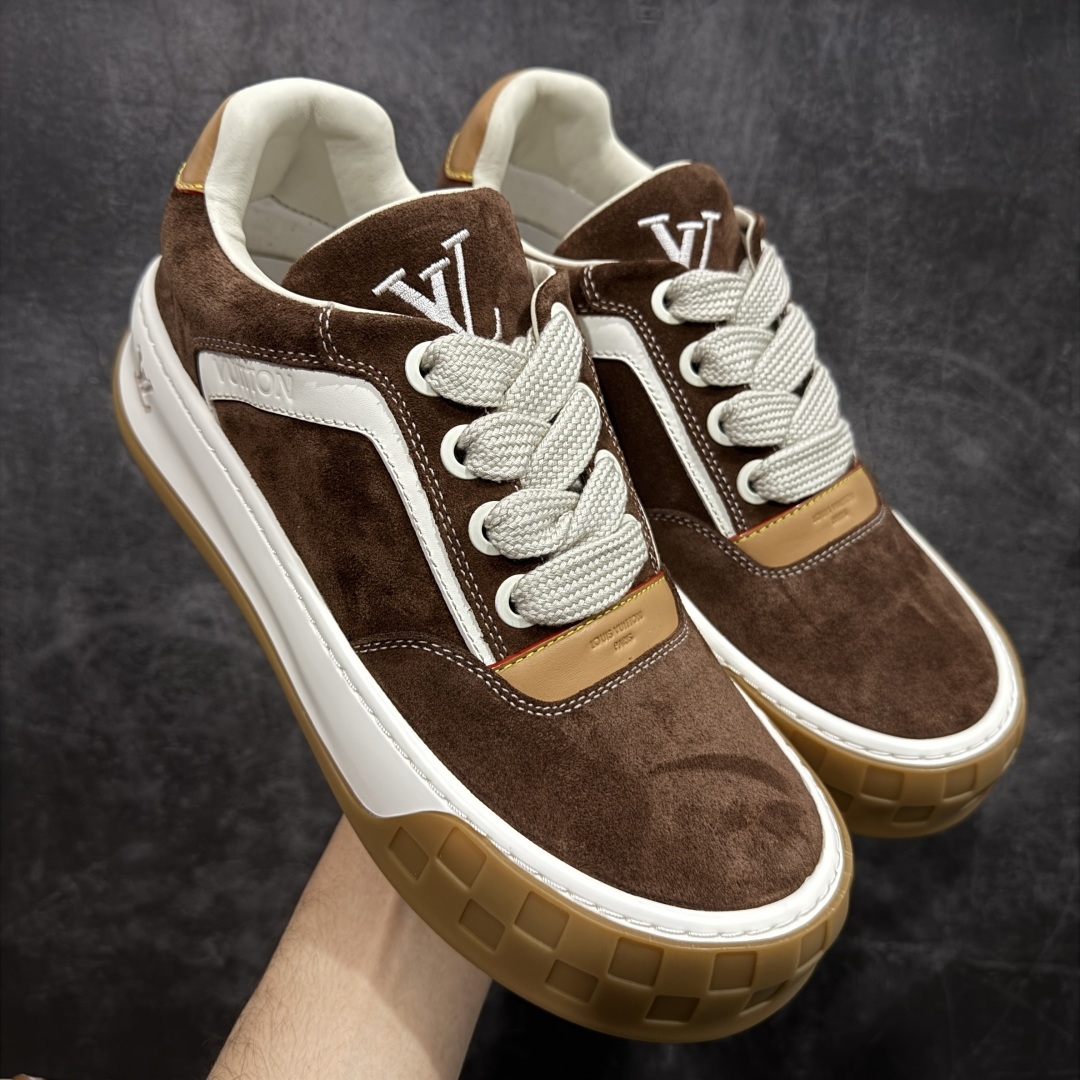 【莞顶升级版】LV 路易威登LOUIS VUITTON Tilted Low Sneakers 倾斜系列低帮复古休闲运动文化百搭板鞋 2026早春款板鞋 目前市场最顶 细节正确版 广东原产 升级原楦型开发纸版 厚实抽屉礼品鞋盒及包装说明书防尘布袋物件(附送官方快递加固牛皮纸外盒!!)#采用Monogram 丹宁布鞋面材质#鞋垫嵌入软脚感EVA物料#后跟耐弯折滴塑支撑片#全新开发TPR光泽组合隔色鞋底❗ 尺码：39 40 41 42 43 44 45-选品中心