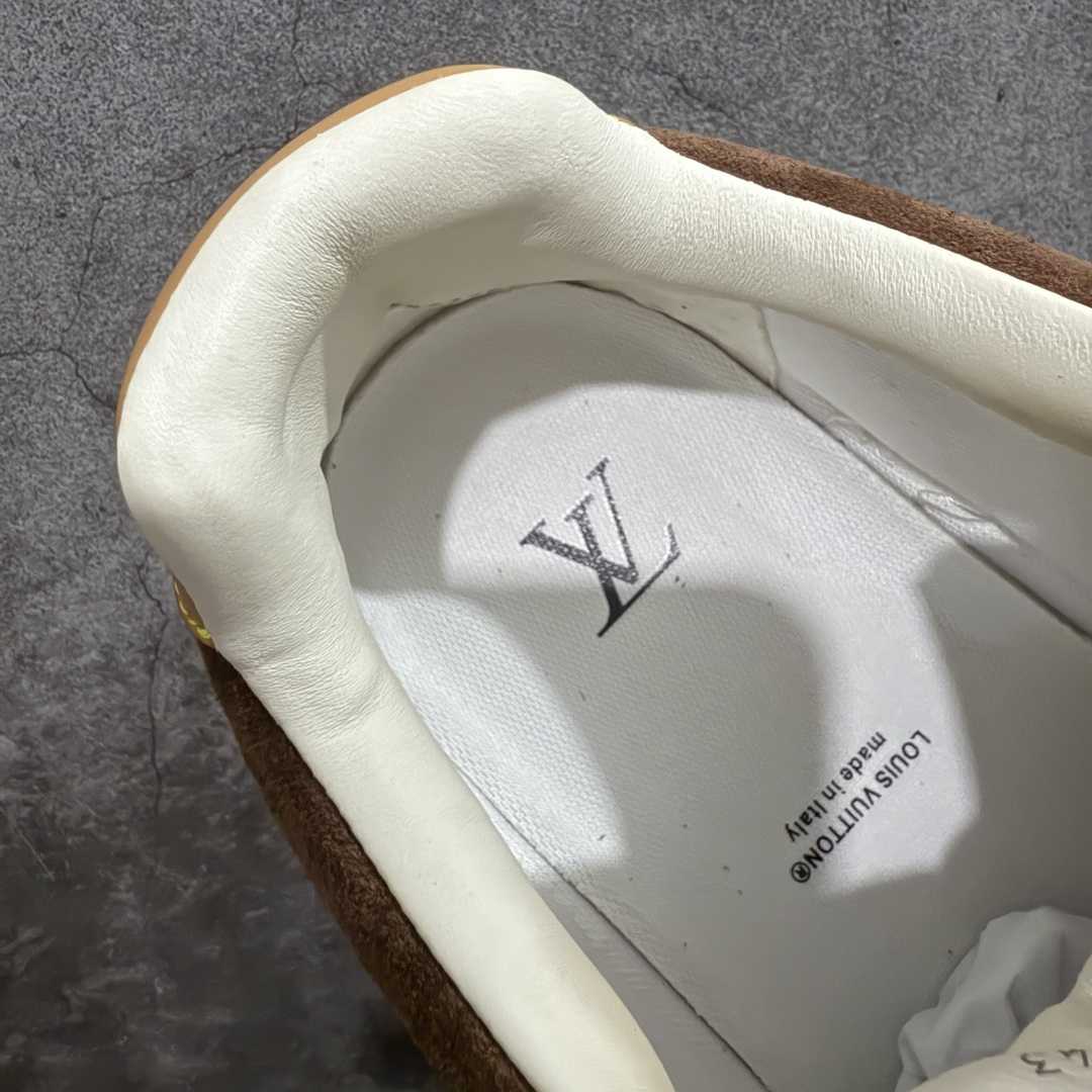 图片[8]-【莞顶升级版】LV 路易威登LOUIS VUITTON Tilted Low Sneakers 倾斜系列低帮复古休闲运动文化百搭板鞋 2026早春款板鞋 目前市场最顶 细节正确版 广东原产 升级原楦型开发纸版 厚实抽屉礼品鞋盒及包装说明书防尘布袋物件(附送官方快递加固牛皮纸外盒!!)#采用Monogram 丹宁布鞋面材质#鞋垫嵌入软脚感EVA物料#后跟耐弯折滴塑支撑片#全新开发TPR光泽组合隔色鞋底❗ 尺码：39 40 41 42 43 44 45-选品中心