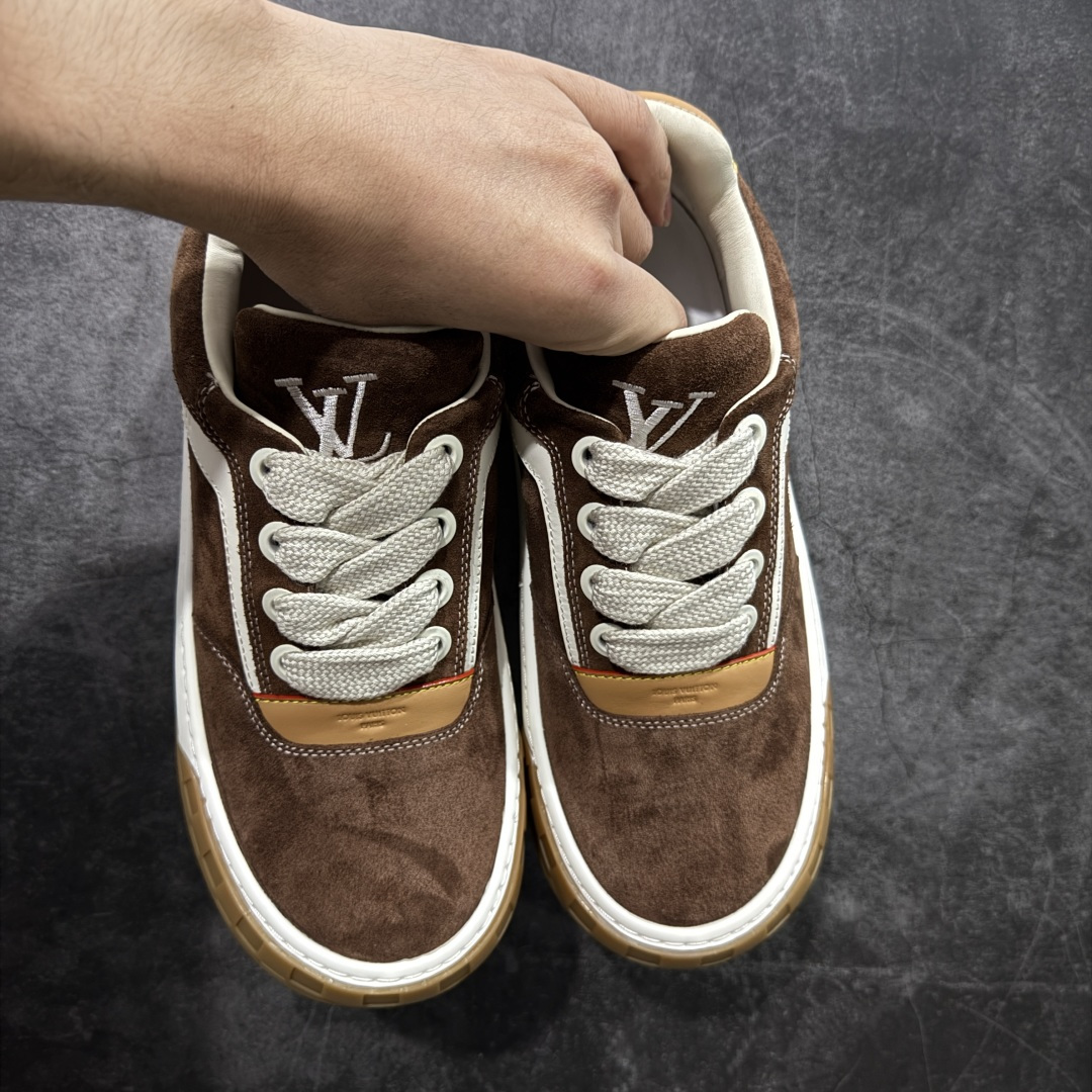图片[2]-【莞顶升级版】LV 路易威登LOUIS VUITTON Tilted Low Sneakers 倾斜系列低帮复古休闲运动文化百搭板鞋 2026早春款板鞋 目前市场最顶 细节正确版 广东原产 升级原楦型开发纸版 厚实抽屉礼品鞋盒及包装说明书防尘布袋物件(附送官方快递加固牛皮纸外盒!!)#采用Monogram 丹宁布鞋面材质#鞋垫嵌入软脚感EVA物料#后跟耐弯折滴塑支撑片#全新开发TPR光泽组合隔色鞋底❗ 尺码：39 40 41 42 43 44 45-选品中心