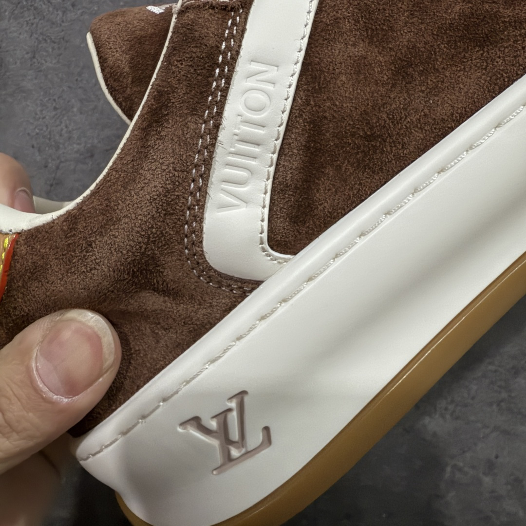 图片[4]-【莞顶升级版】LV 路易威登LOUIS VUITTON Tilted Low Sneakers 倾斜系列低帮复古休闲运动文化百搭板鞋 2026早春款板鞋 目前市场最顶 细节正确版 广东原产 升级原楦型开发纸版 厚实抽屉礼品鞋盒及包装说明书防尘布袋物件(附送官方快递加固牛皮纸外盒!!)#采用Monogram 丹宁布鞋面材质#鞋垫嵌入软脚感EVA物料#后跟耐弯折滴塑支撑片#全新开发TPR光泽组合隔色鞋底❗ 尺码：39 40 41 42 43 44 45-选品中心