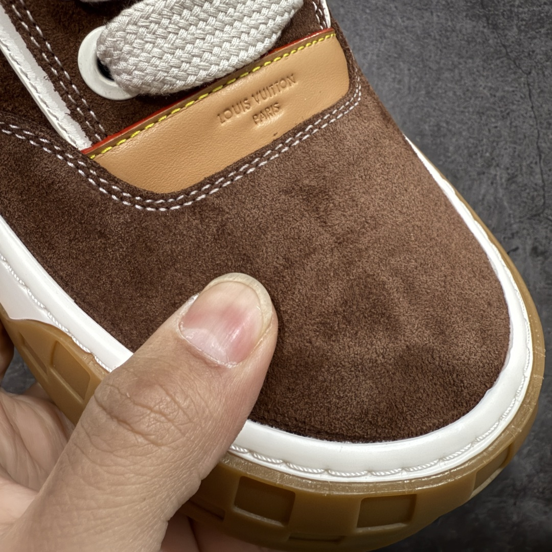 图片[5]-【莞顶升级版】LV 路易威登LOUIS VUITTON Tilted Low Sneakers 倾斜系列低帮复古休闲运动文化百搭板鞋 2026早春款板鞋 目前市场最顶 细节正确版 广东原产 升级原楦型开发纸版 厚实抽屉礼品鞋盒及包装说明书防尘布袋物件(附送官方快递加固牛皮纸外盒!!)#采用Monogram 丹宁布鞋面材质#鞋垫嵌入软脚感EVA物料#后跟耐弯折滴塑支撑片#全新开发TPR光泽组合隔色鞋底❗ 尺码：39 40 41 42 43 44 45-选品中心