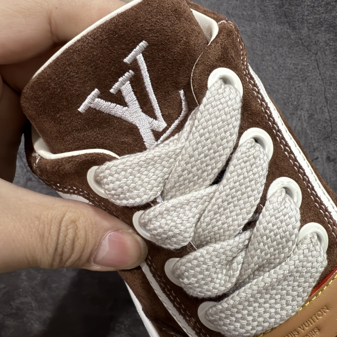 图片[6]-【莞顶升级版】LV 路易威登LOUIS VUITTON Tilted Low Sneakers 倾斜系列低帮复古休闲运动文化百搭板鞋 2026早春款板鞋 目前市场最顶 细节正确版 广东原产 升级原楦型开发纸版 厚实抽屉礼品鞋盒及包装说明书防尘布袋物件(附送官方快递加固牛皮纸外盒!!)#采用Monogram 丹宁布鞋面材质#鞋垫嵌入软脚感EVA物料#后跟耐弯折滴塑支撑片#全新开发TPR光泽组合隔色鞋底❗ 尺码：39 40 41 42 43 44 45-选品中心